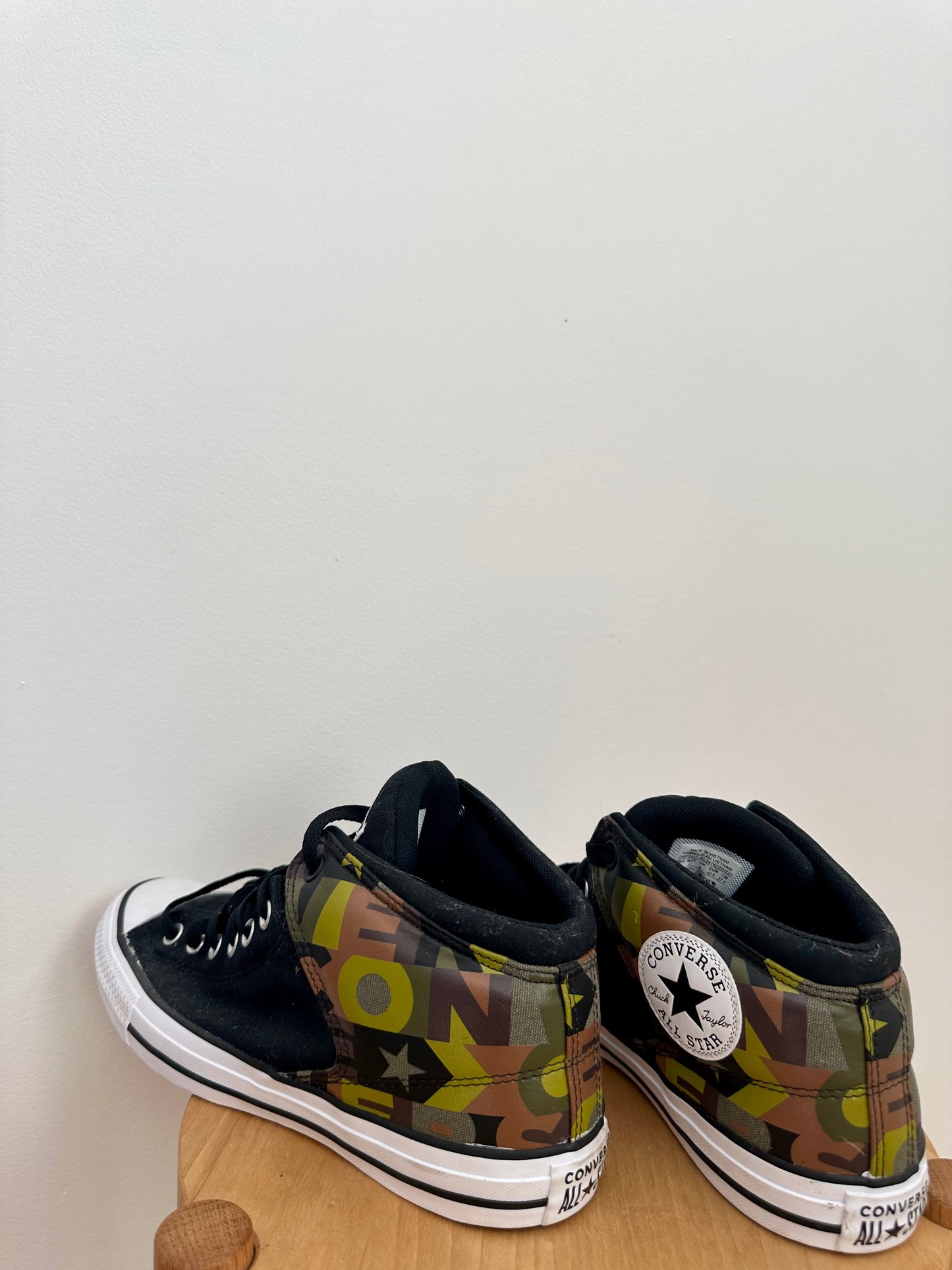 Chuck Taylor All Star Camo Mid Top Sneakers / Size 9 Men's Footwear