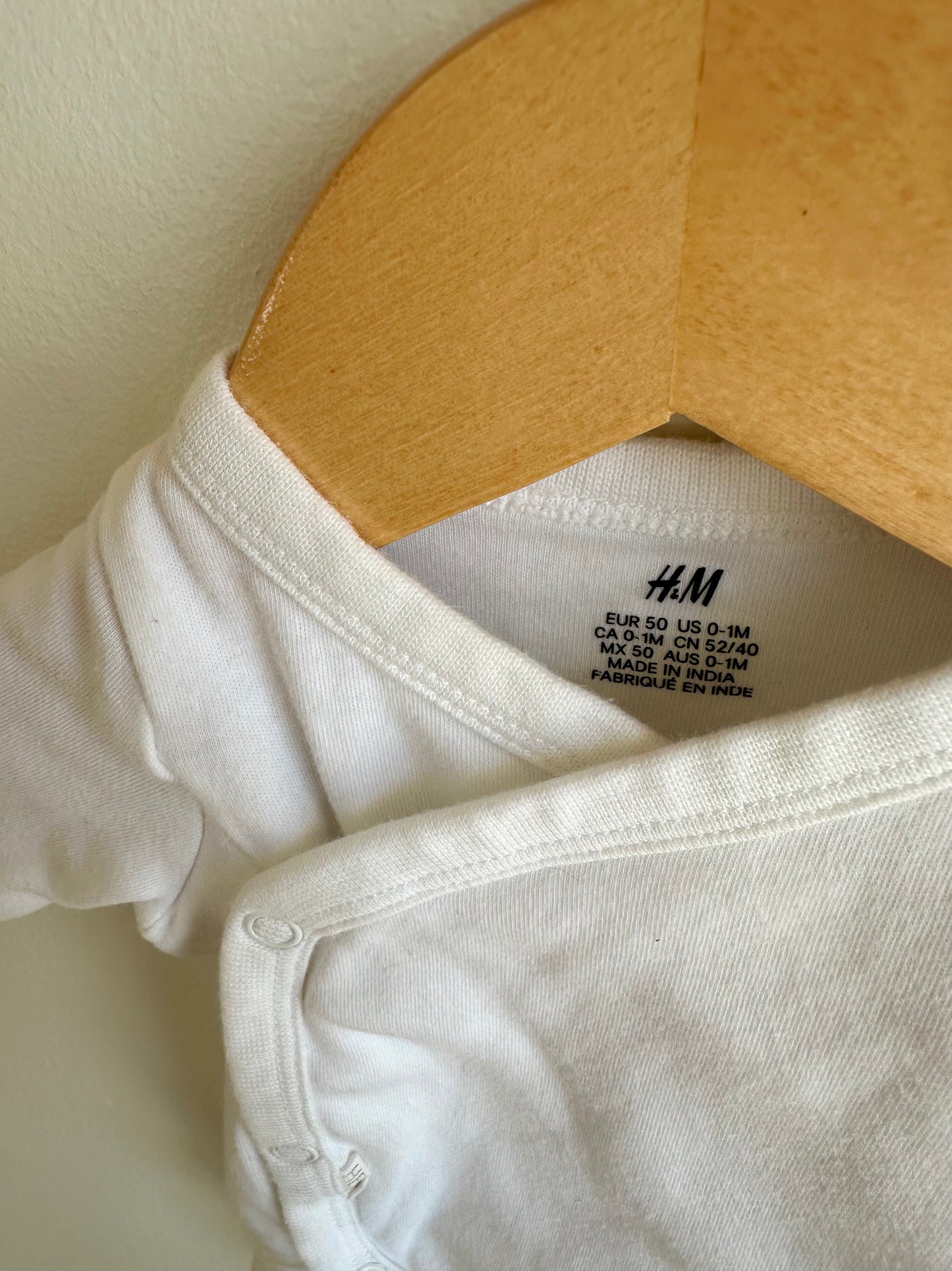 H&M White Bodysuit / 0-1m