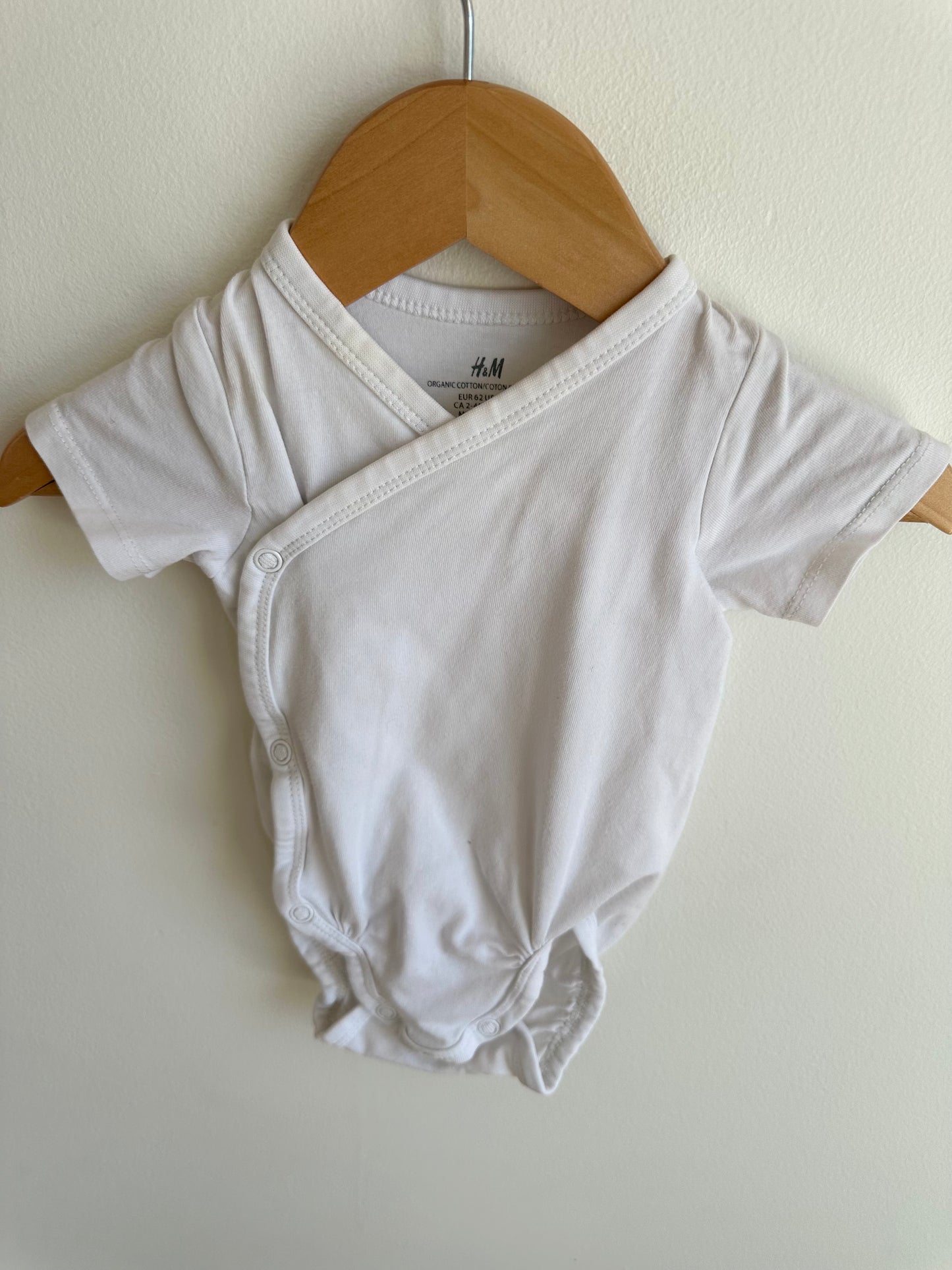 H&M Organic White Side Snap Bodysuit / 2-4m