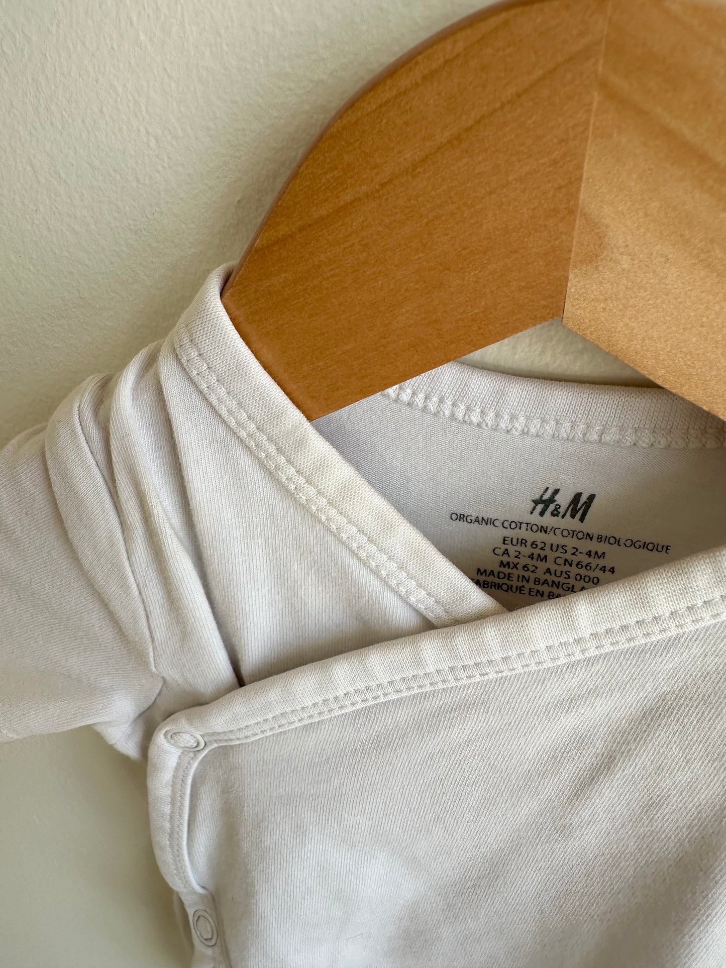 H&M Organic White Side Snap Bodysuit / 2-4m