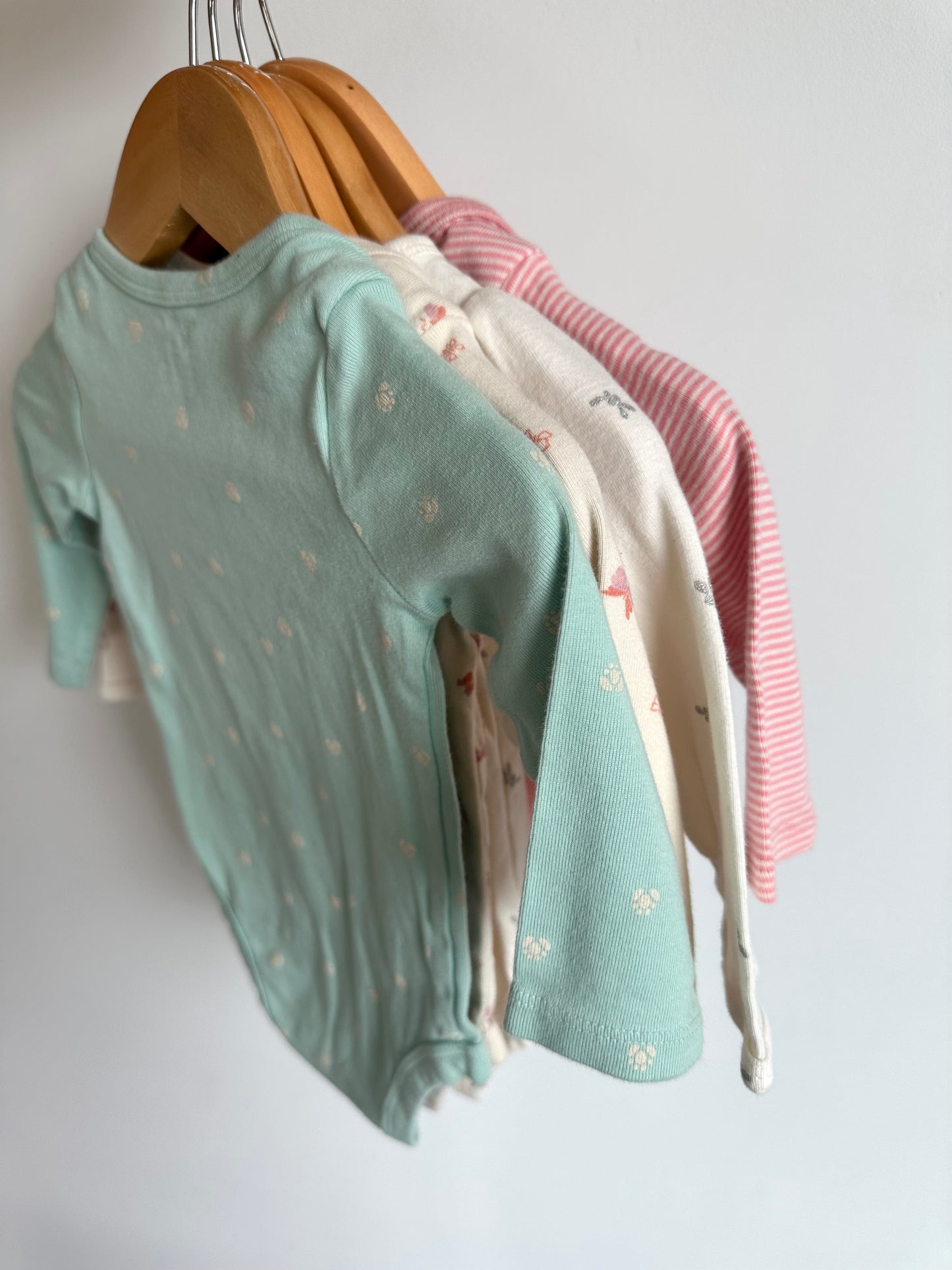 Set of 4 Long Sleeve Bodysuits / 9m