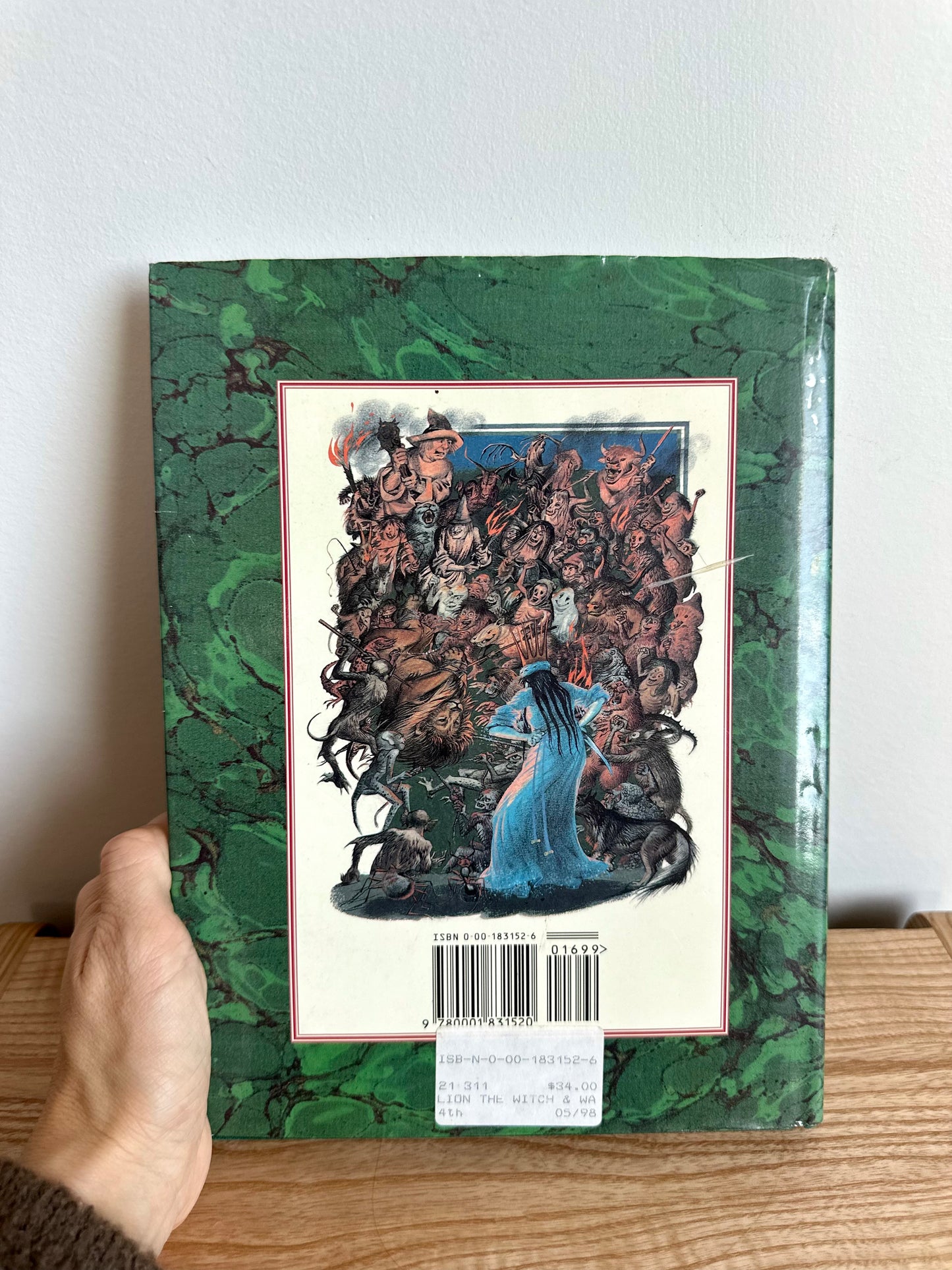 Illustrated The Lion, the Witch and the Wardrobe Book / 8-12 years (No Shipping)