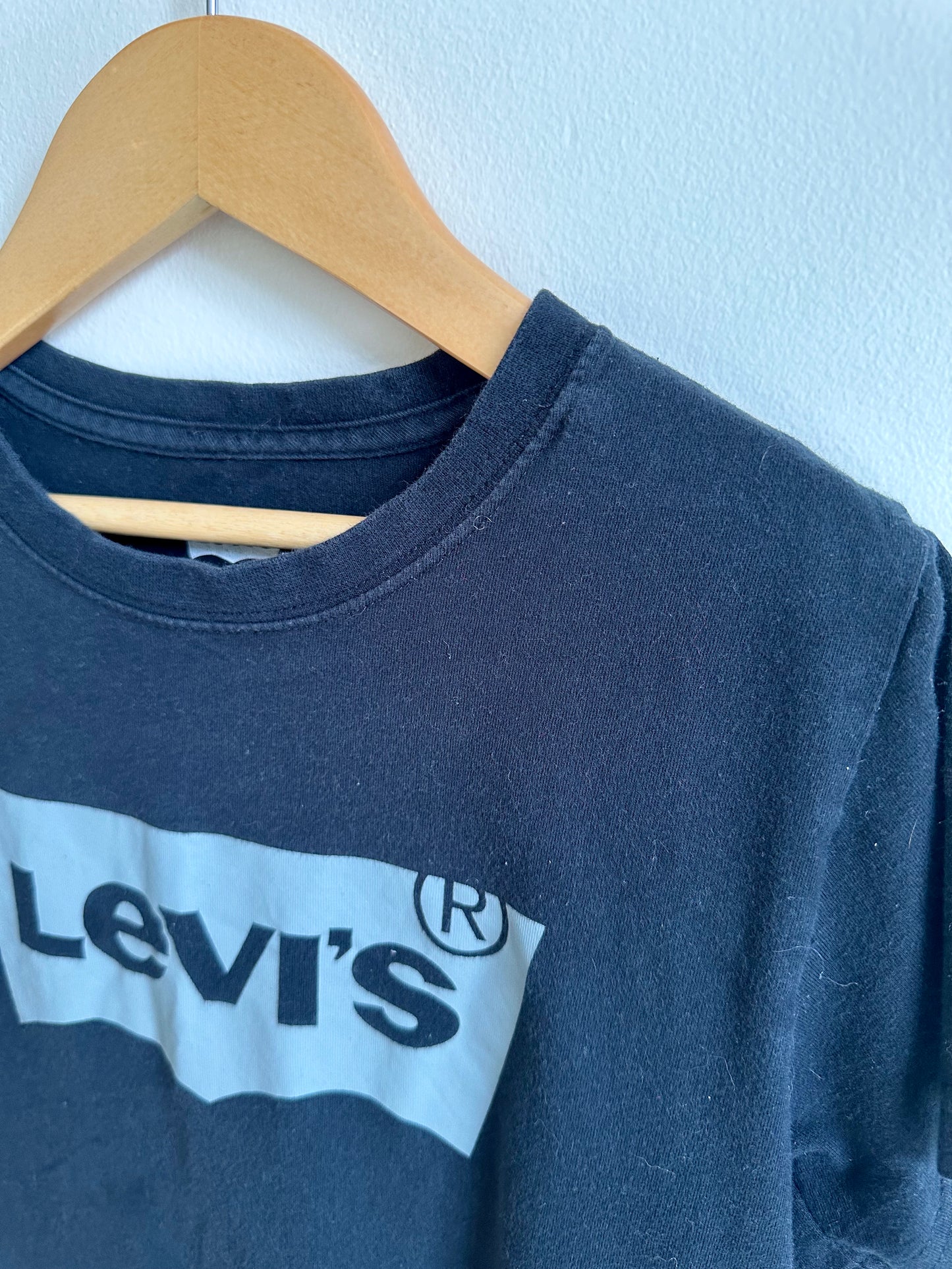 Levi's Black T-Shirt / 10-12 years (lg)