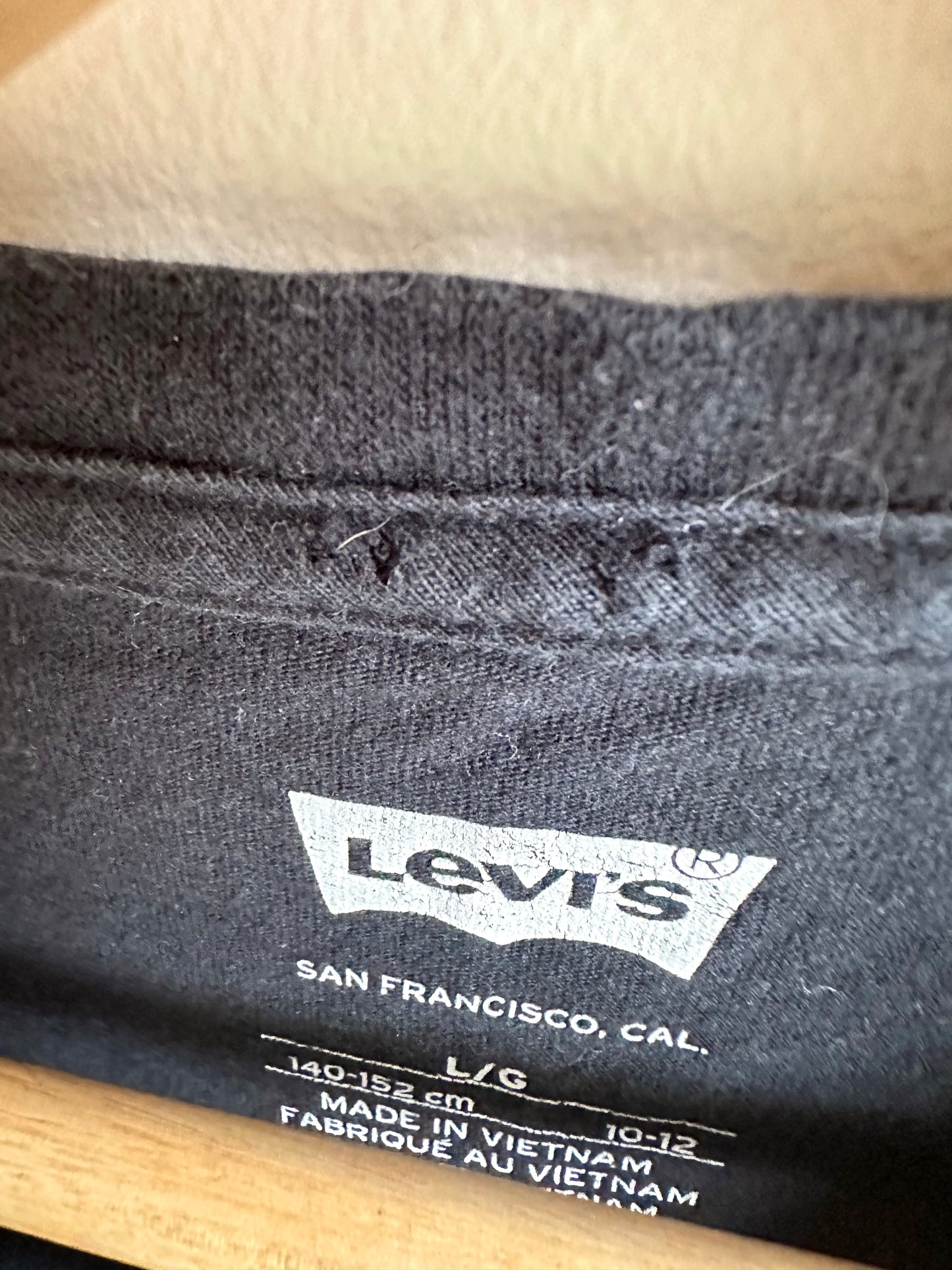 Levi's Black T-Shirt / 10-12 years (lg)