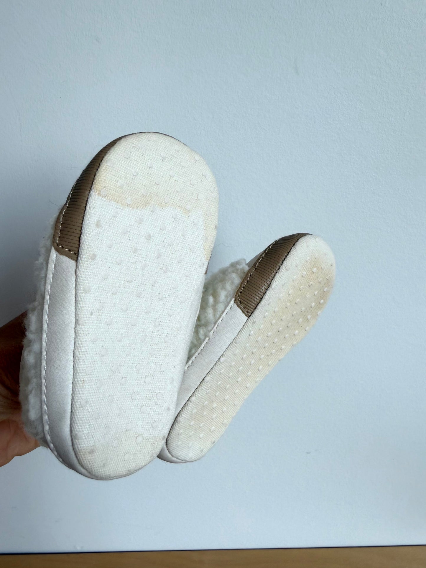 Cream Wooly Shoes / 3-6m