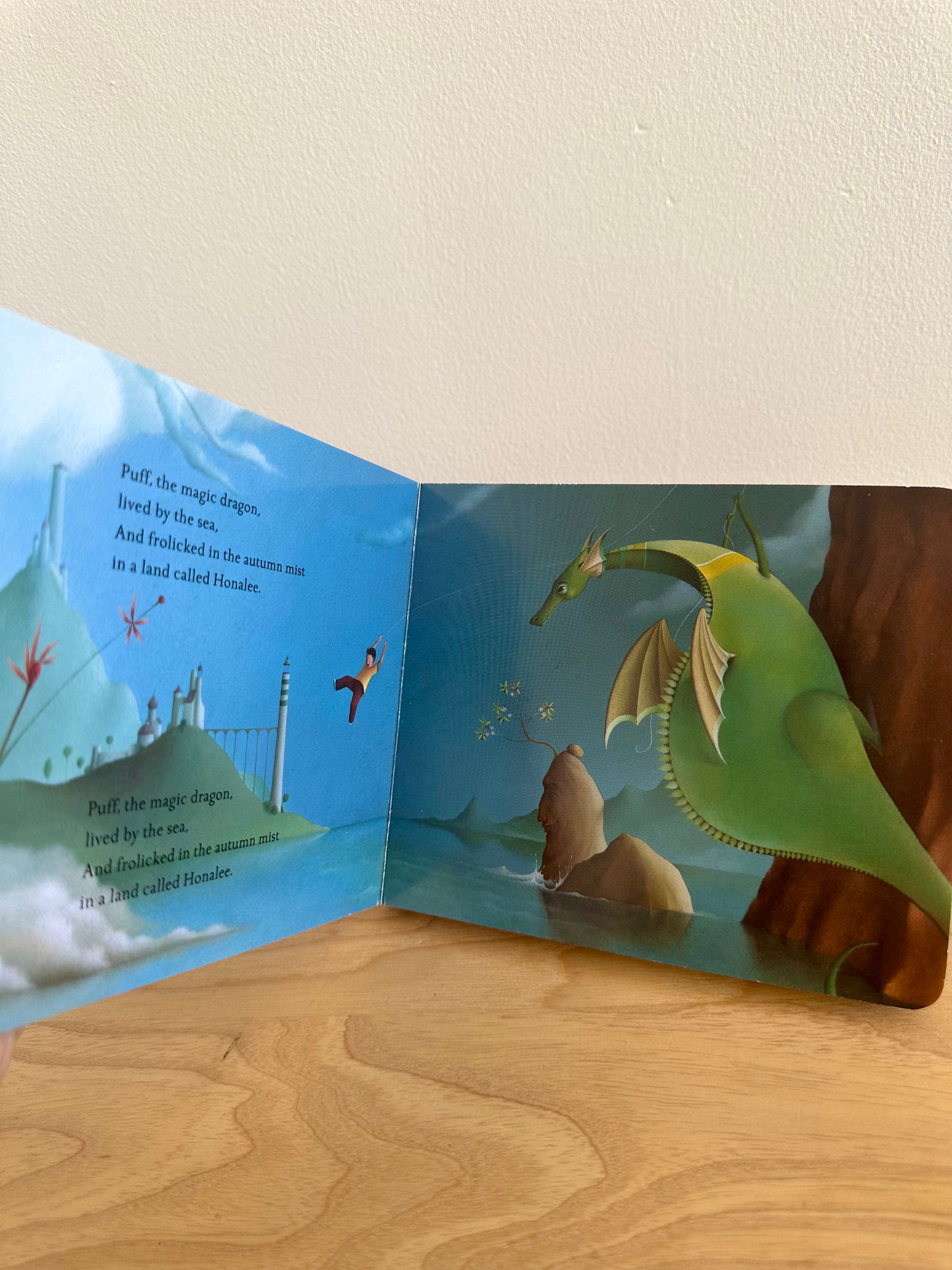 Puff The Magic Dragon Board Book / 2-5 years