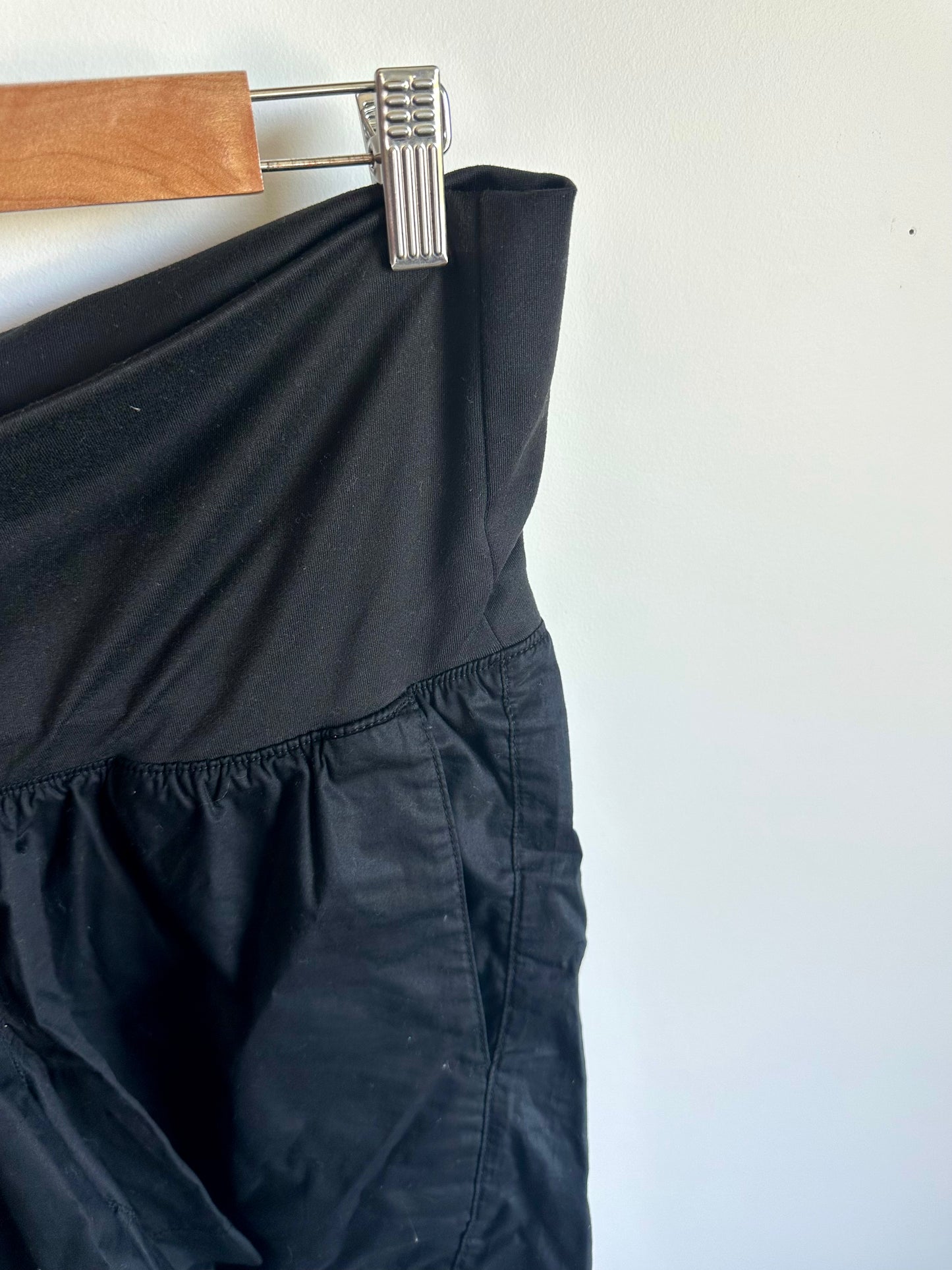 Black Pocket Maternity Shorts / Small