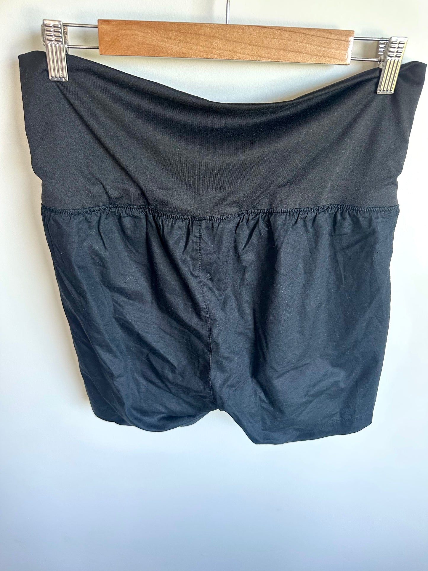 Black Pocket Maternity Shorts / Small