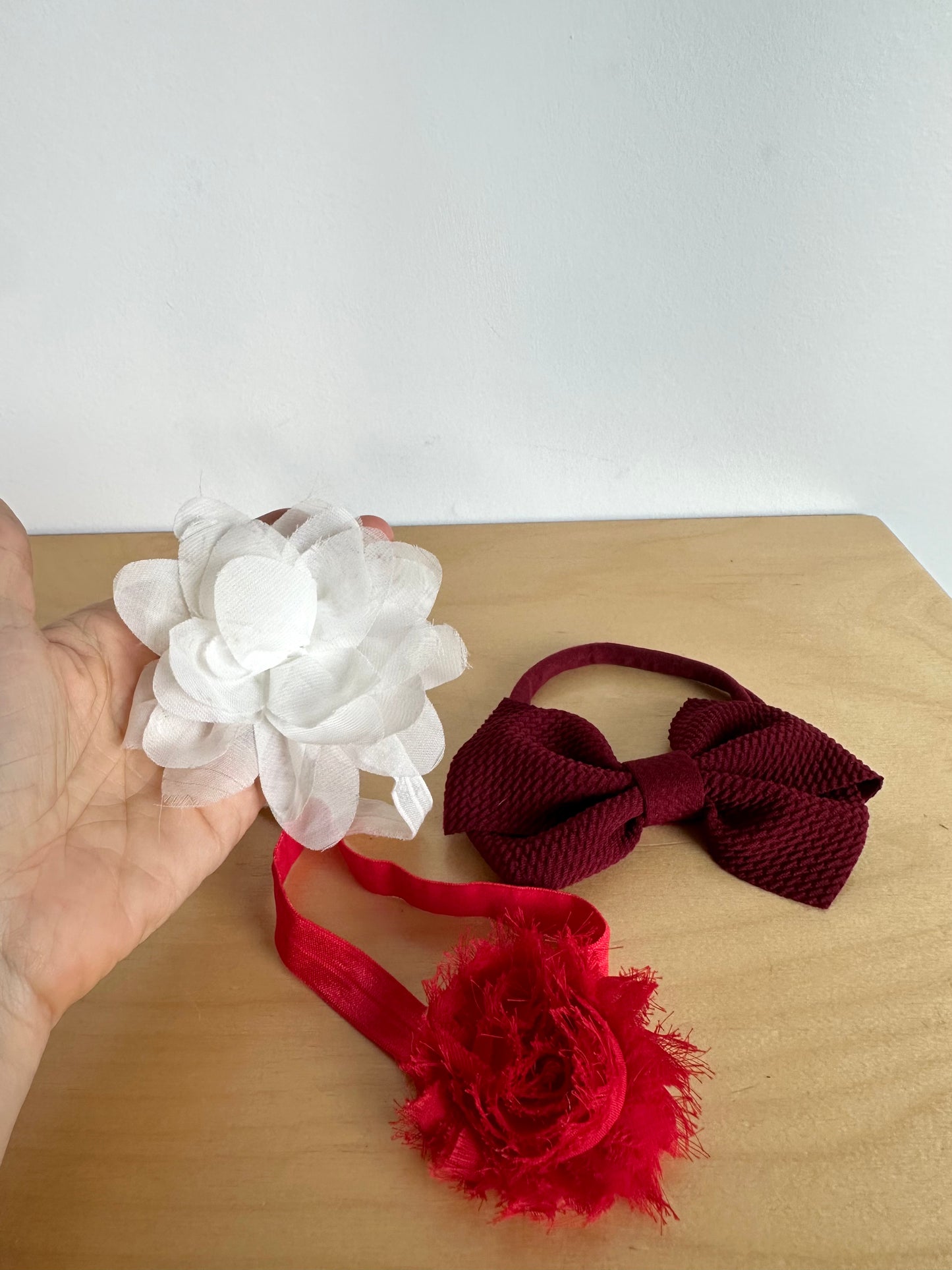 White + Red Flower + Burgundy Bow Headbands / 0-6m?