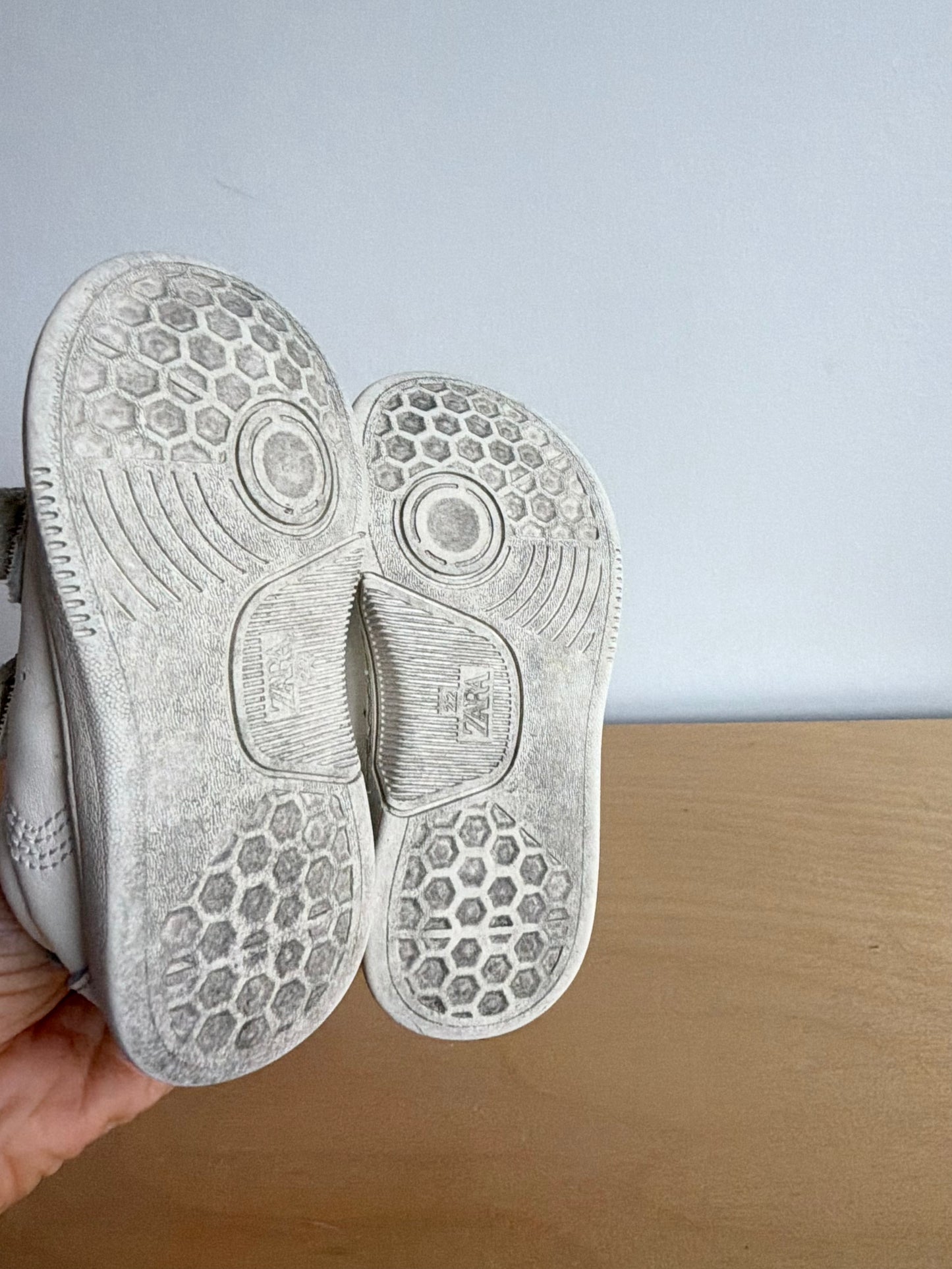 Zara Cream Star Shoes / Size 6.5 Toddler