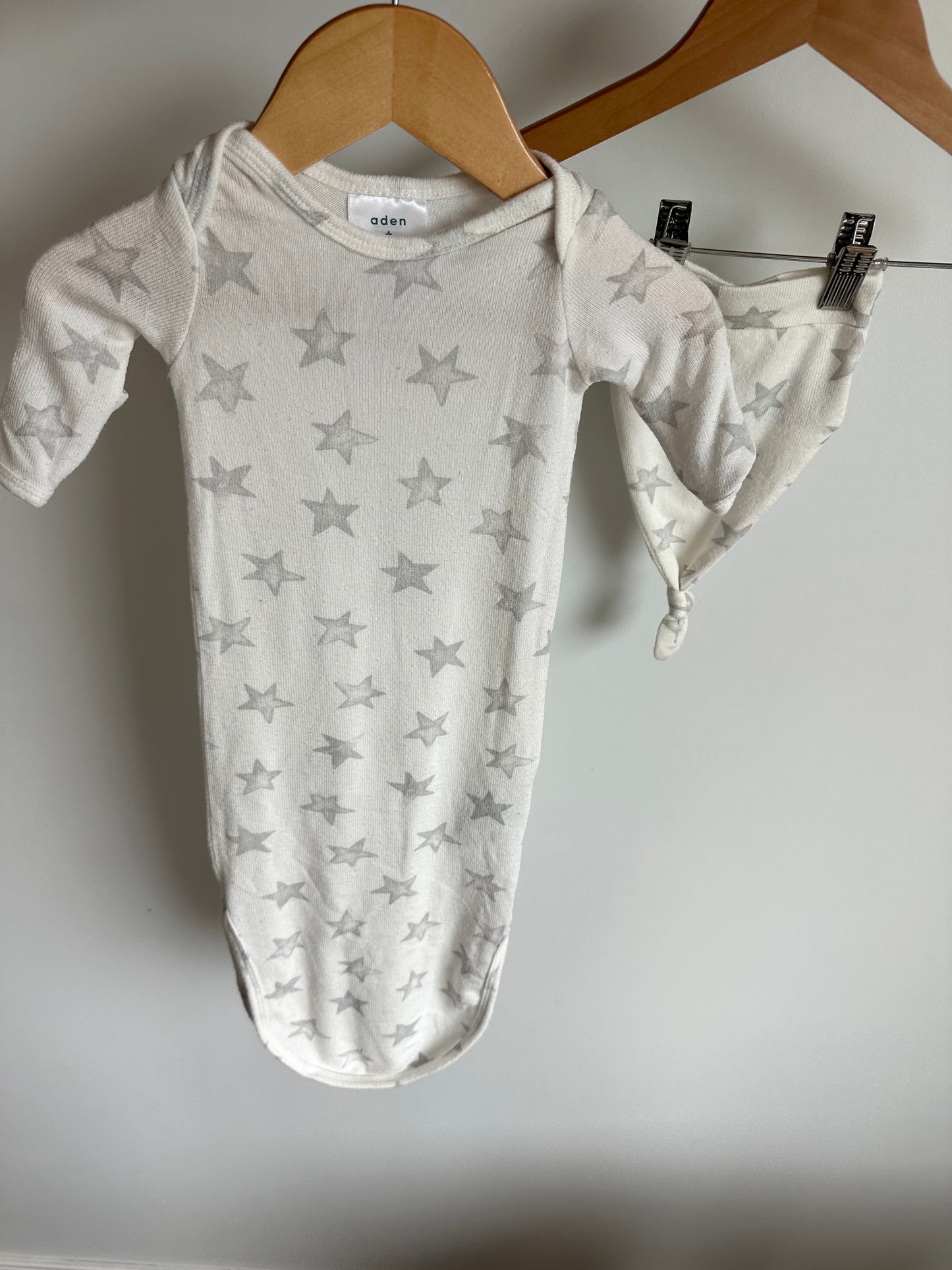 Aden + Anais Grey Star Knotted Gown + Hat Set / 0-3m