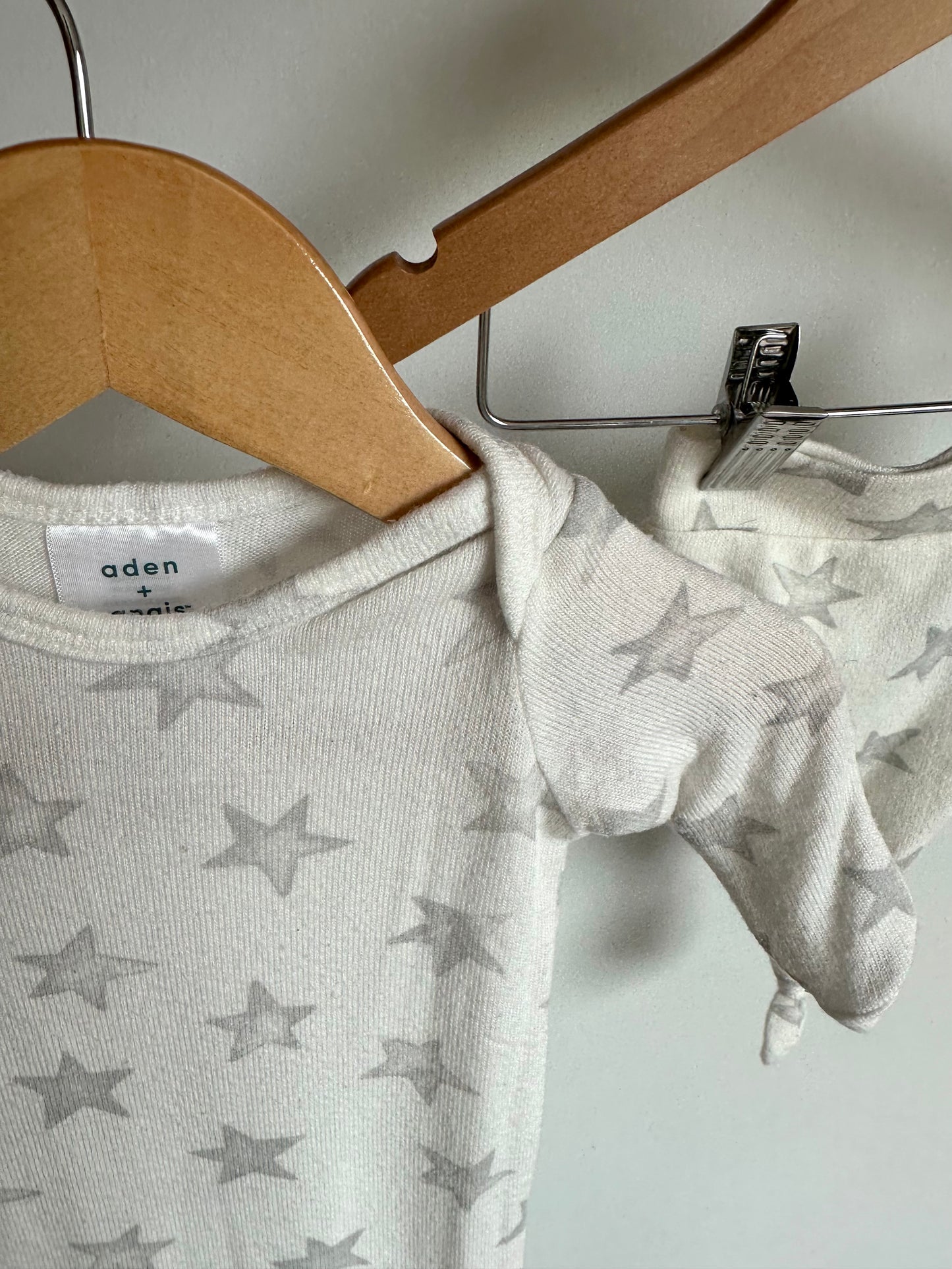 Aden + Anais Grey Star Knotted Gown + Hat Set / 0-3m