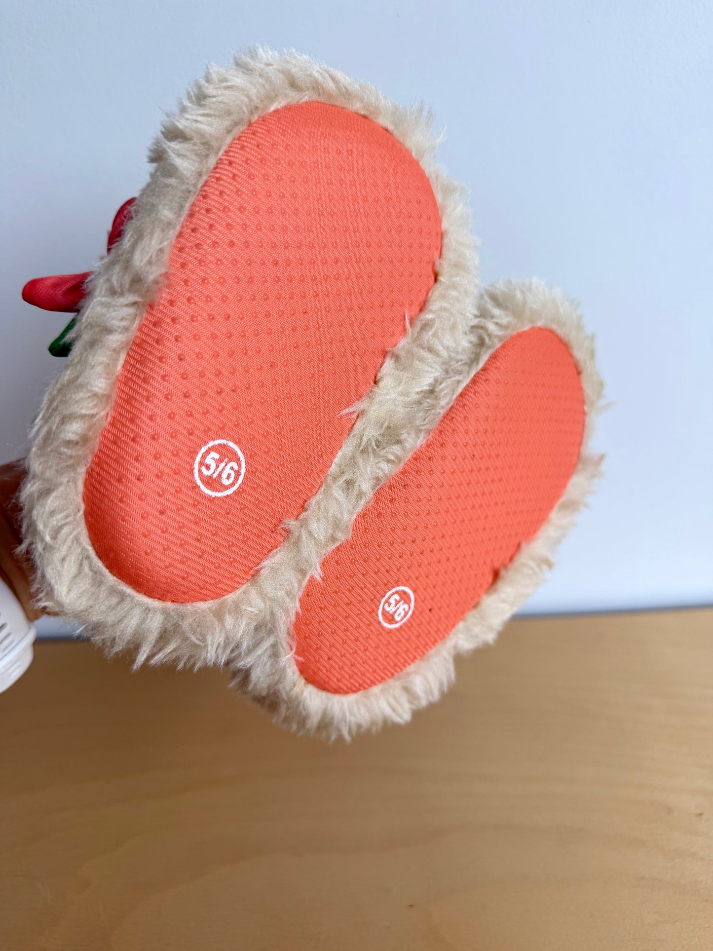 Disney Moana Slippers / 5-6 Toddler