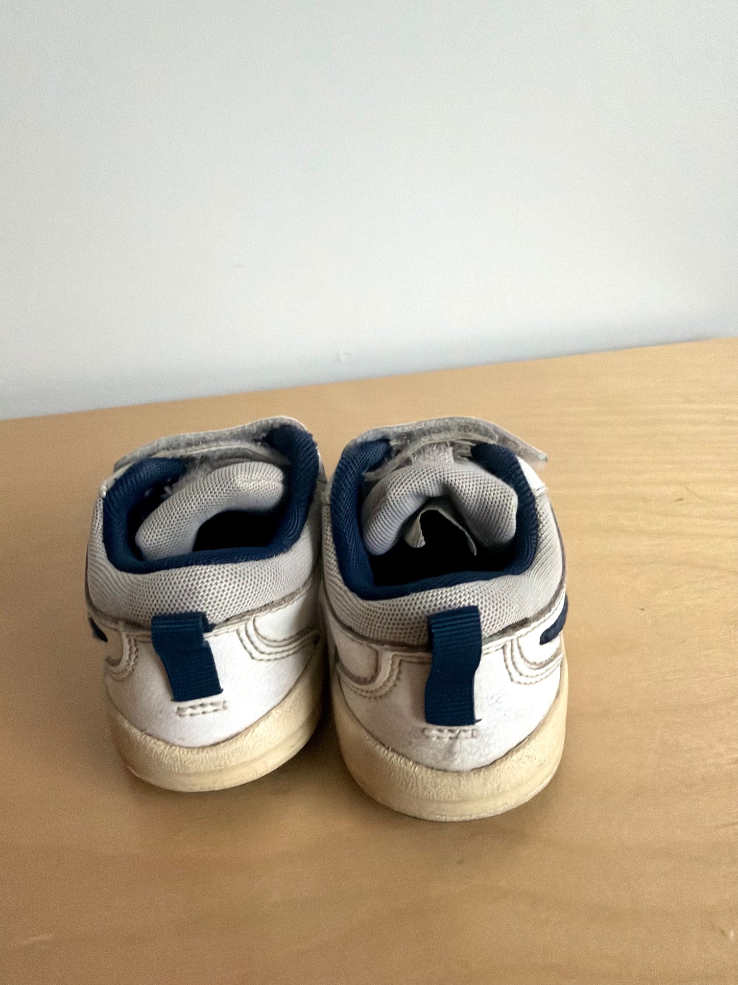 Nike White with Blue Swish Shoes (PLAY) / Size 6 toddler