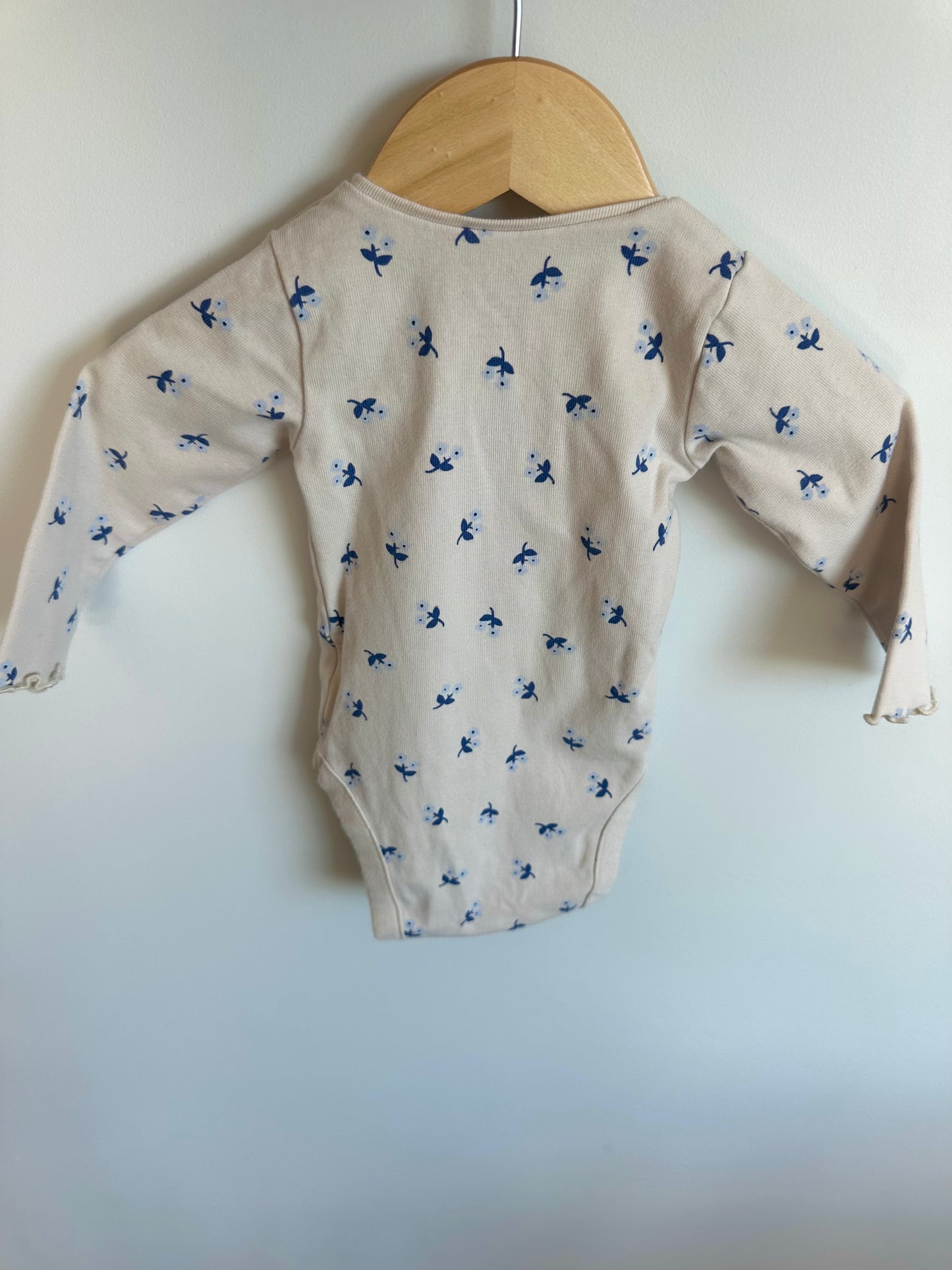 Tan Rib Bodysuit with Blue Flowers / 3-6m