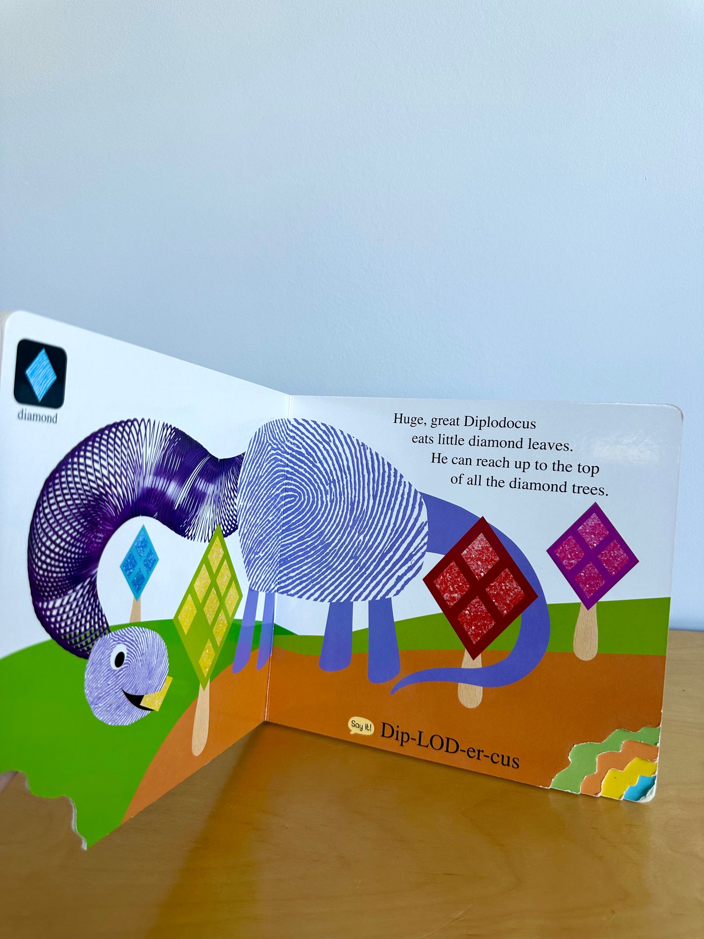 Dinoshapes Book / 0-3 years (No Shipping)