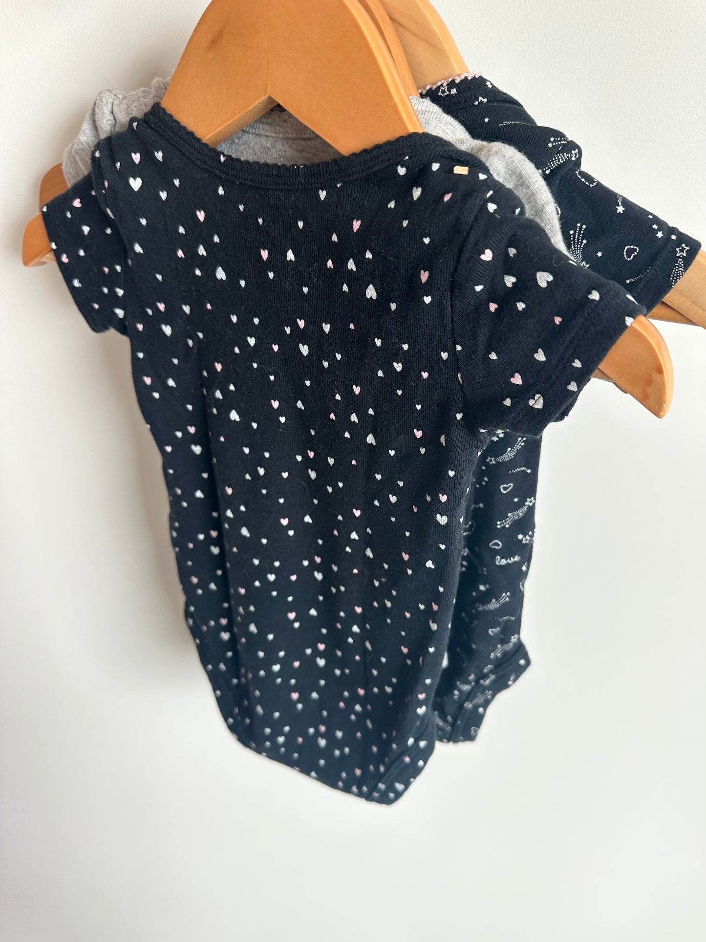 3 Bodysuits (Hearts, Dino, Stars) / 6m