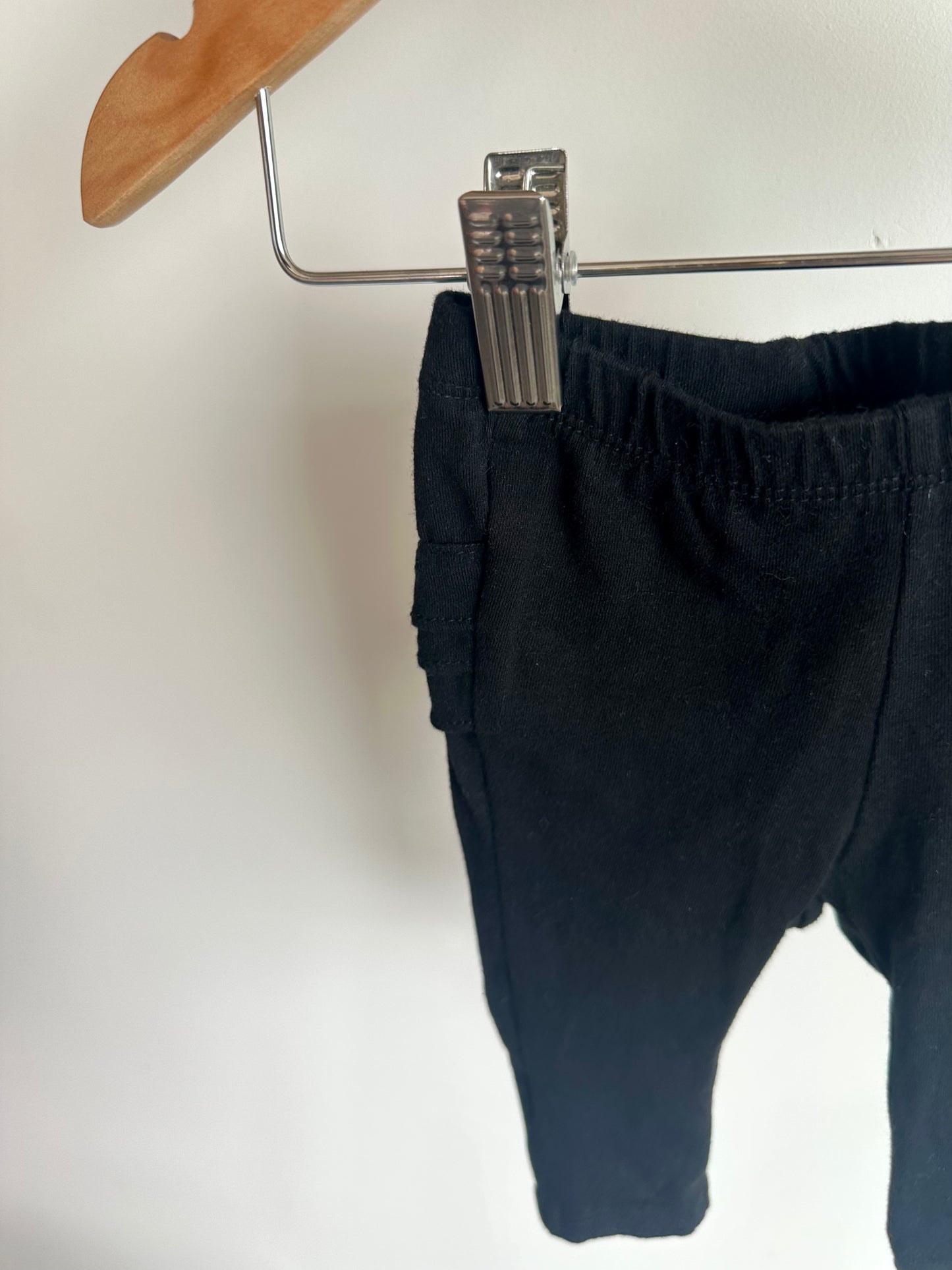 Black Ruffle Pants / 3-6m