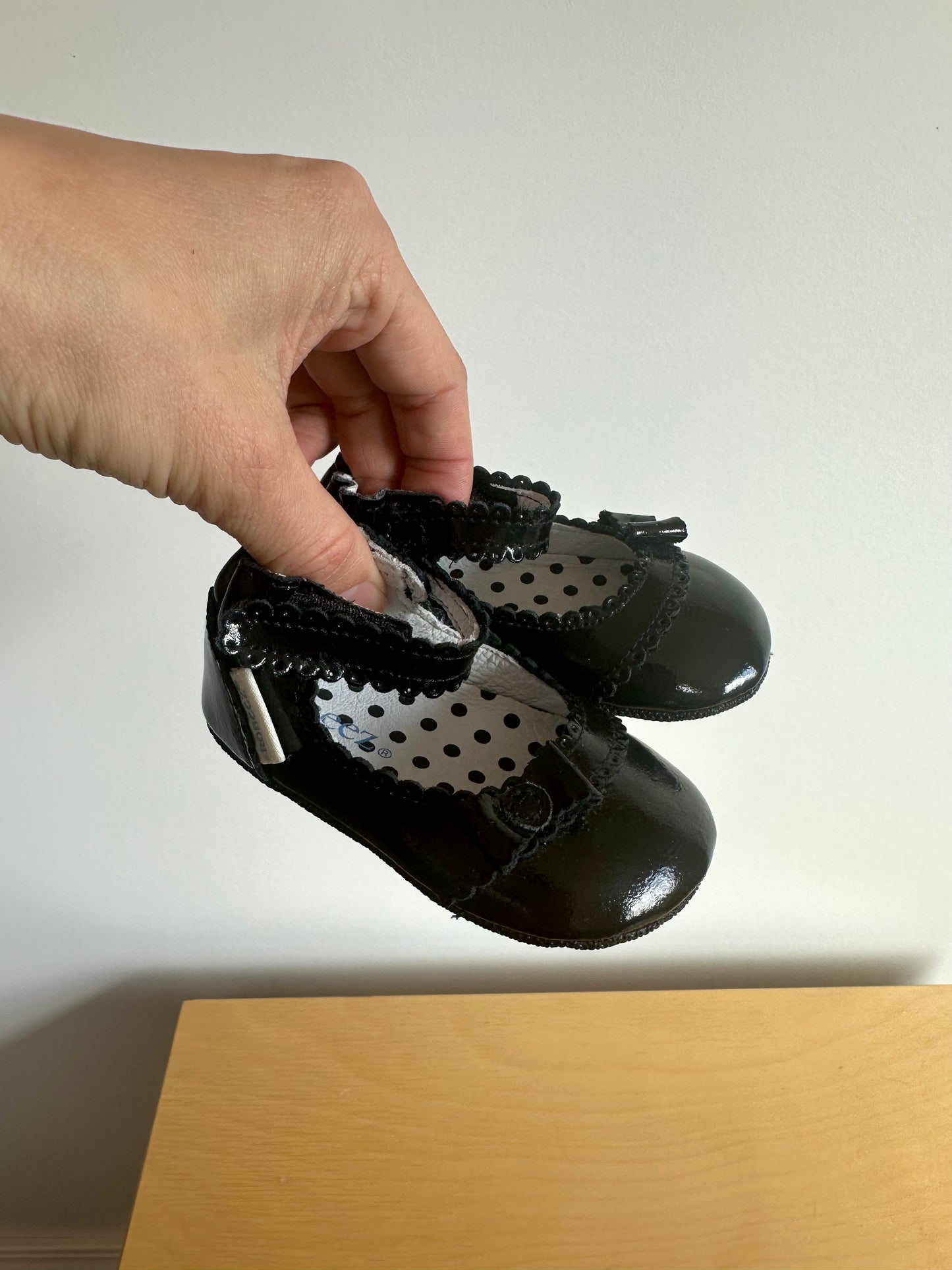 Robeez Leather Slip On Black Sandal / 3-6m