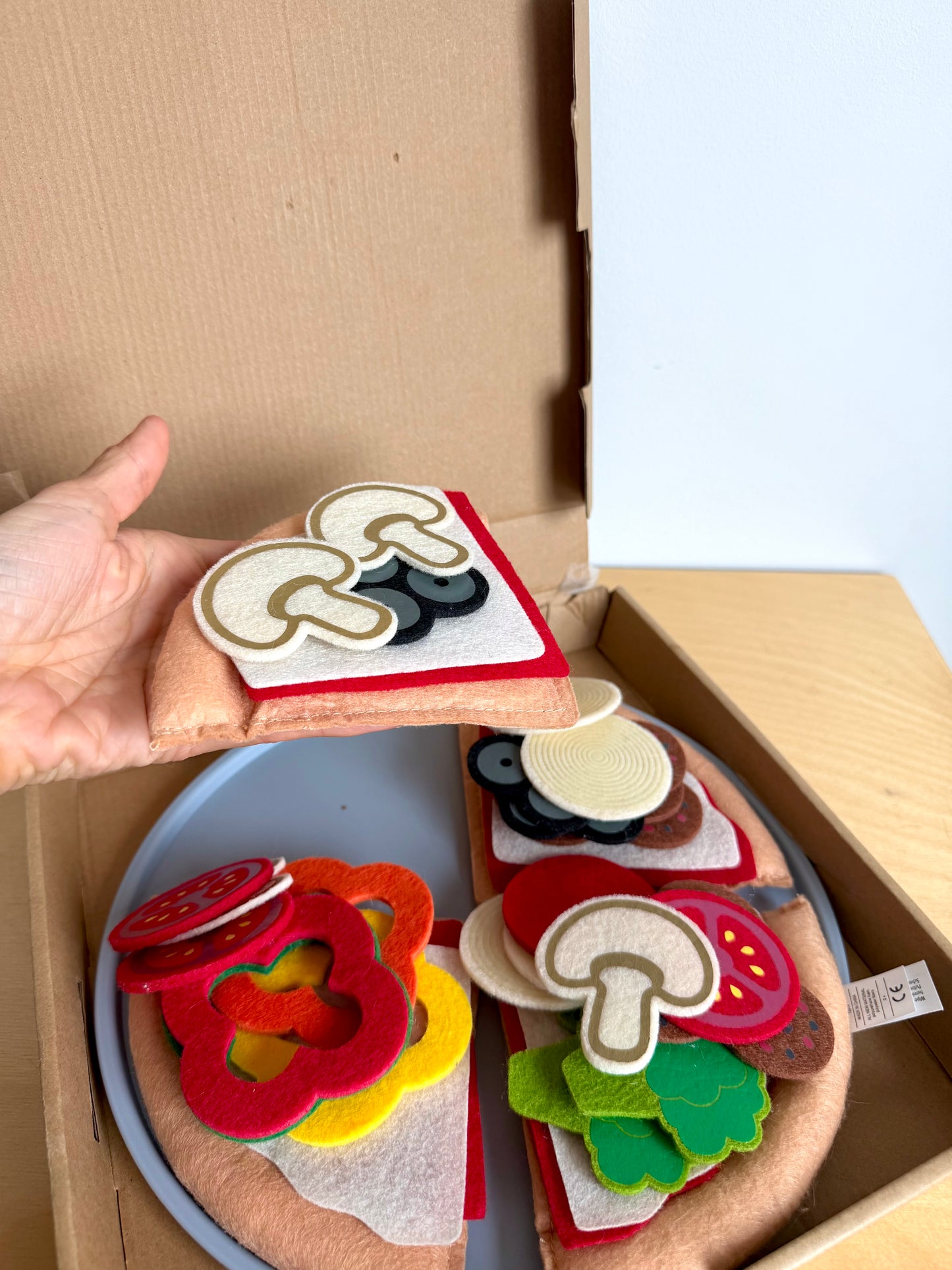 Melissa & Doug Felt Pizza with Toppings (No Shipping)