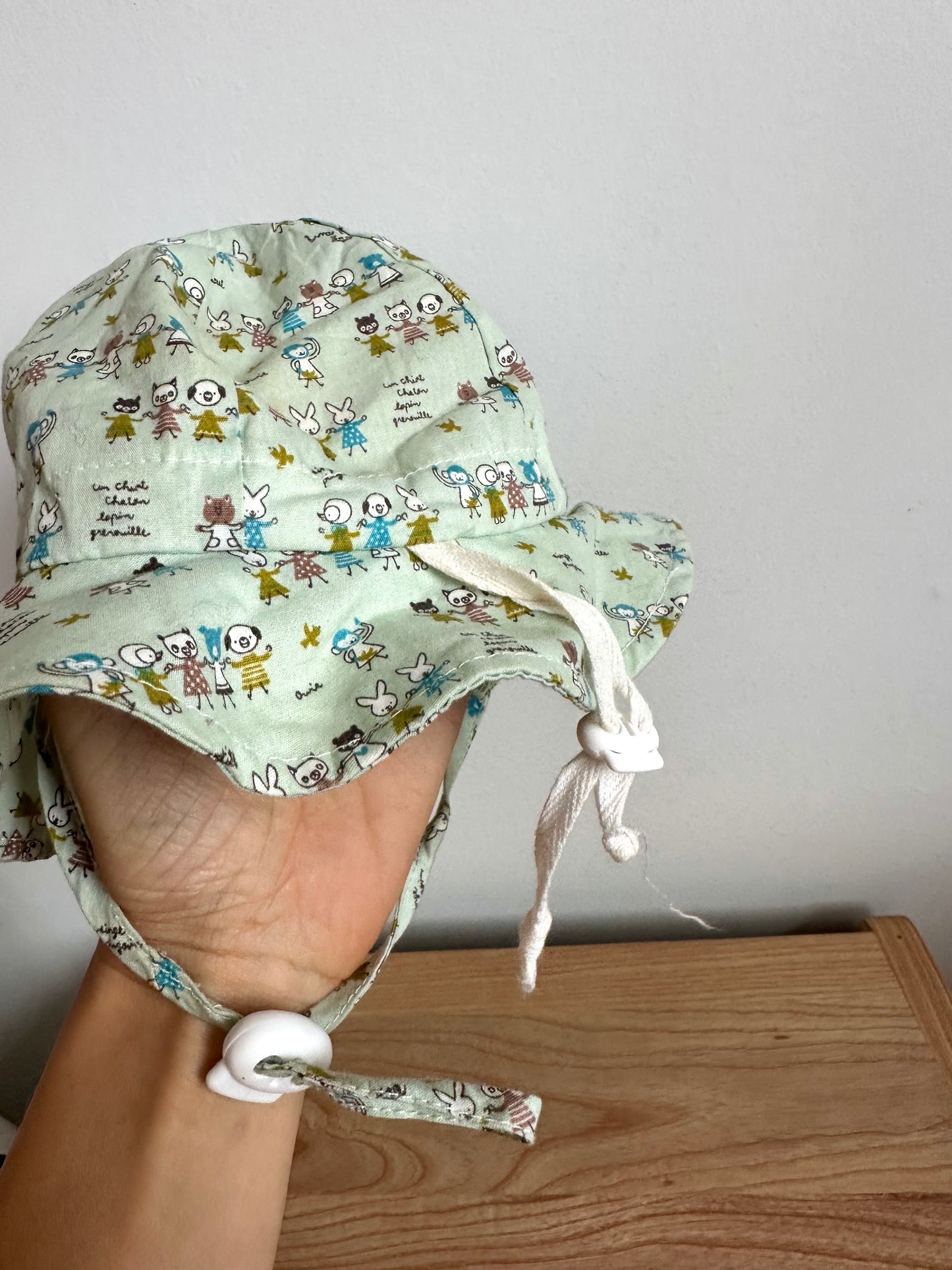 Characters Holding Hands Strap Hat / 0-6m