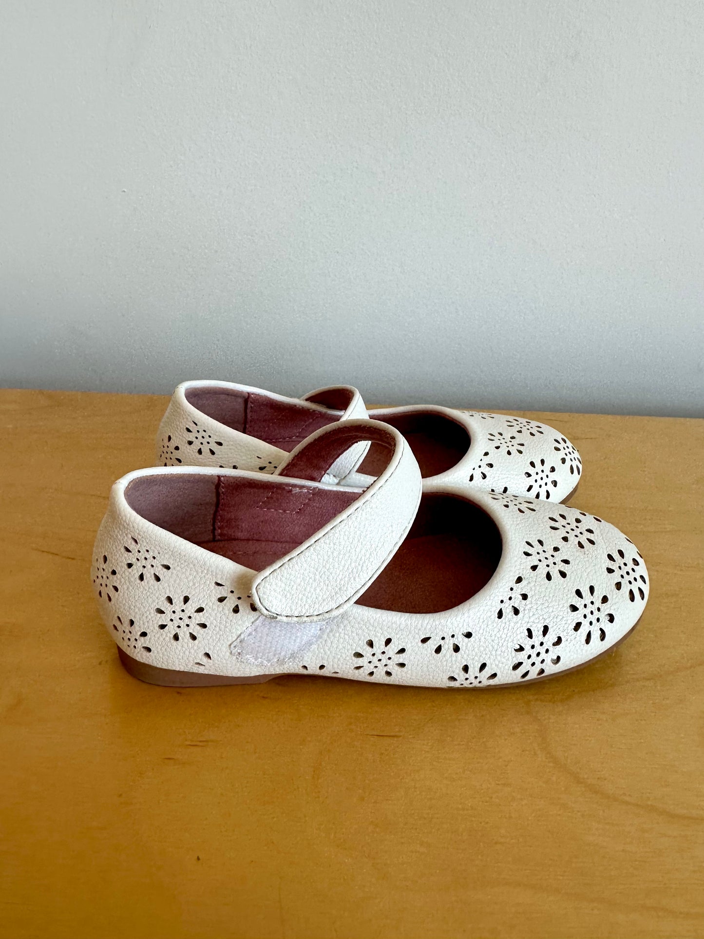White Eyelet Mary Jane Shoes / Size 8 Toddler
