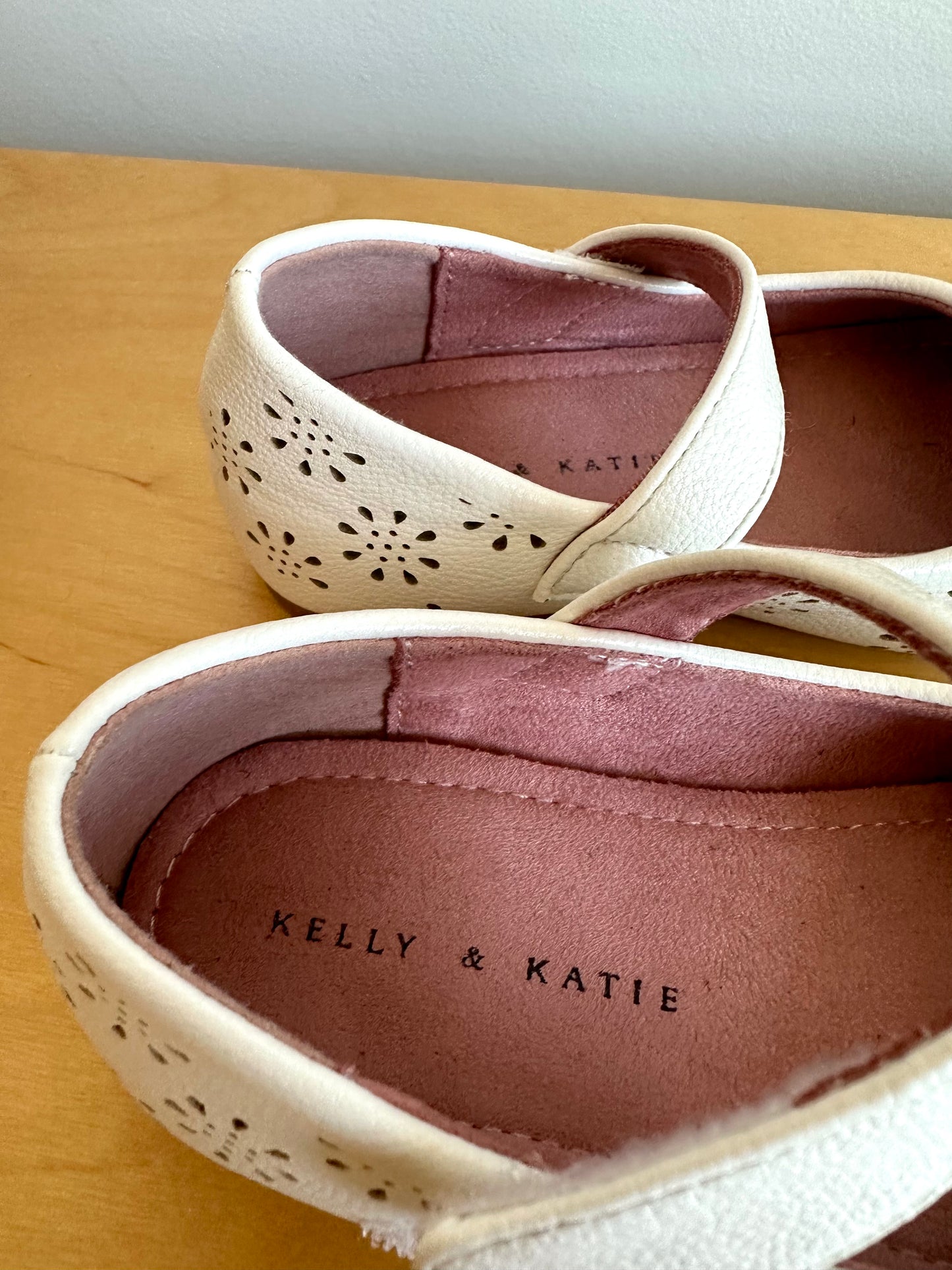 White Eyelet Mary Jane Shoes / Size 8 Toddler