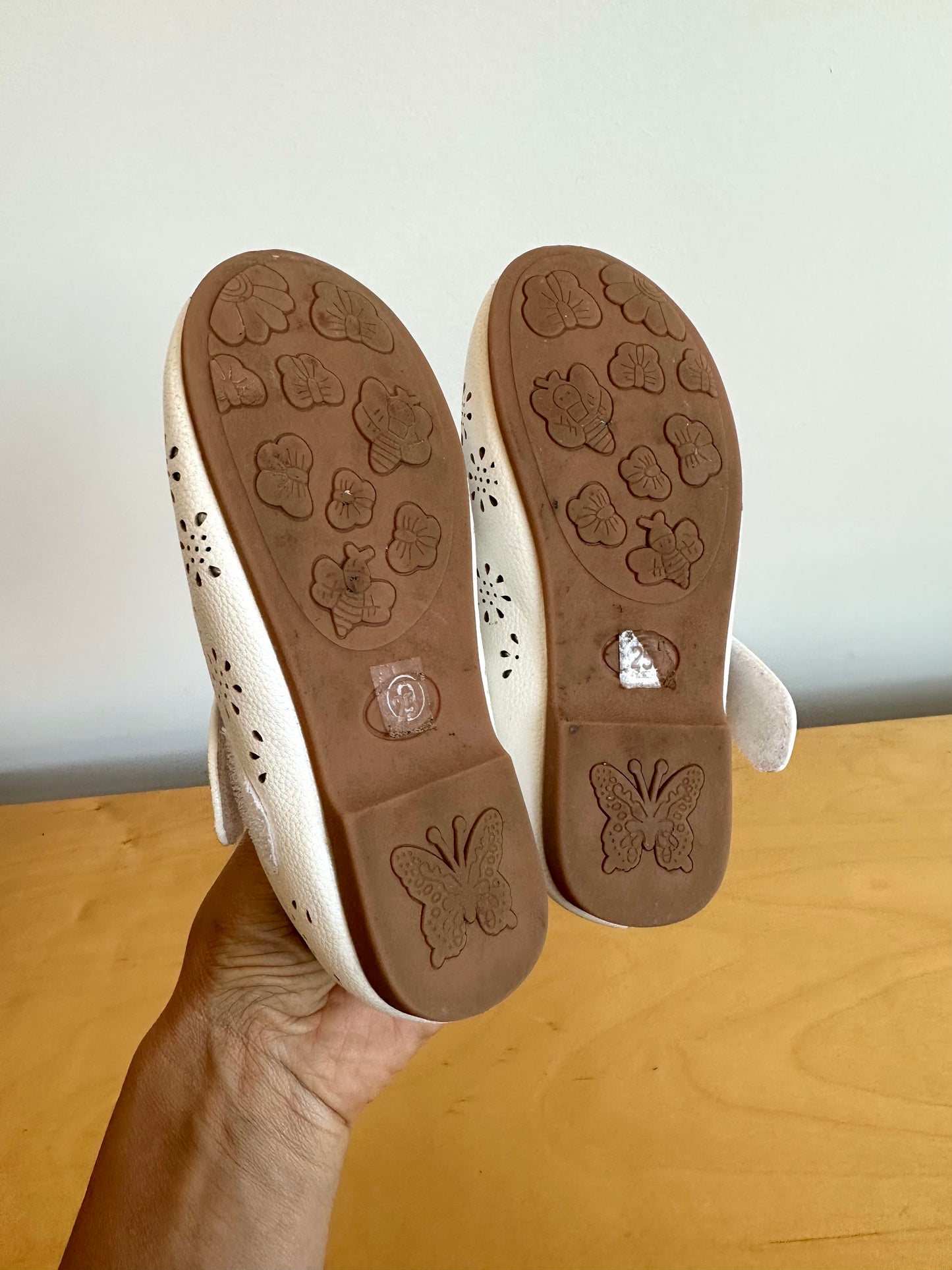 White Eyelet Mary Jane Shoes / Size 8 Toddler