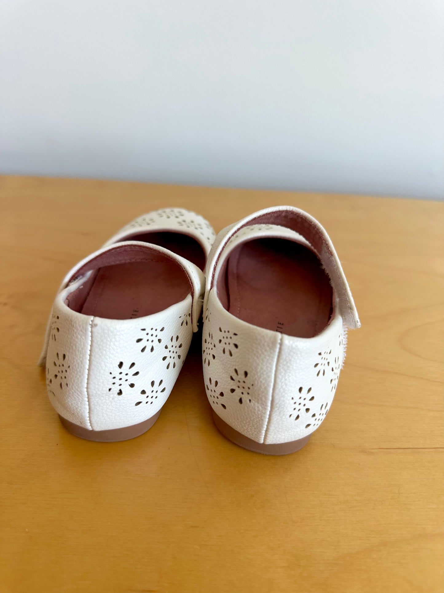 White Eyelet Mary Jane Shoes / Size 8 Toddler