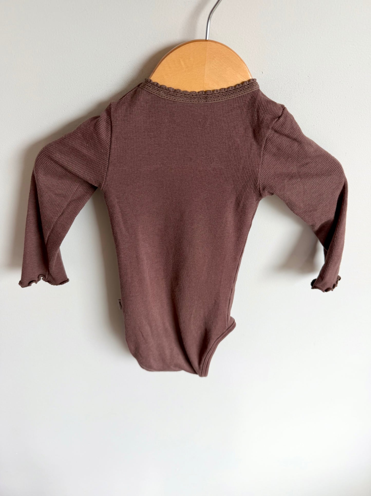 Wheat Long Sleeve Wavy Hem Bodysuit / 9m