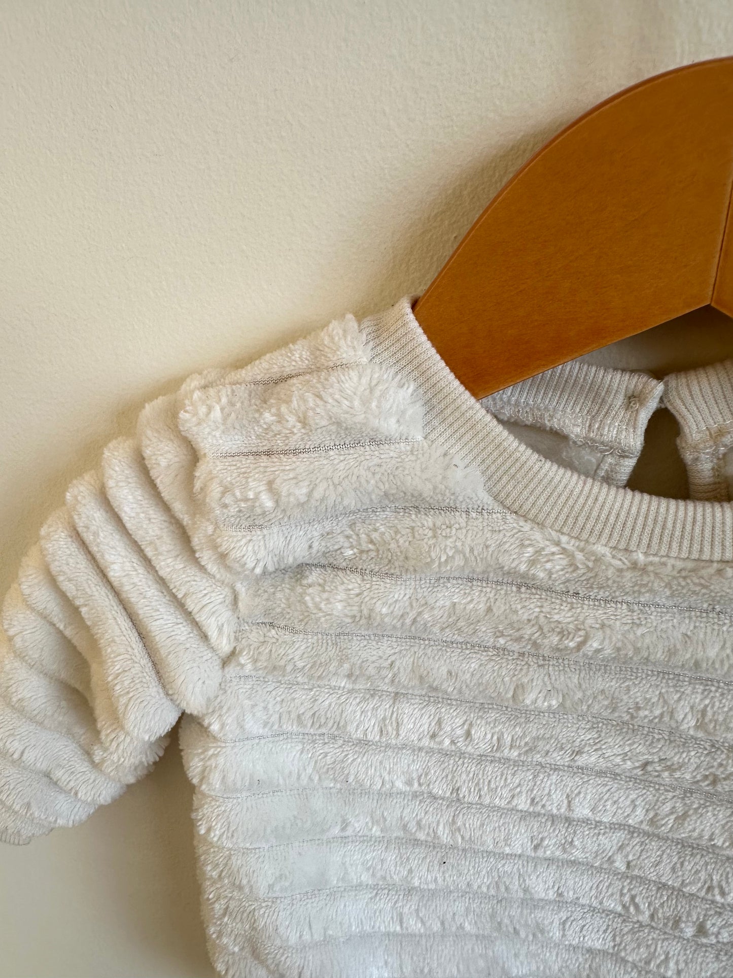 Cream Fuzzy Sweater / 0-3m