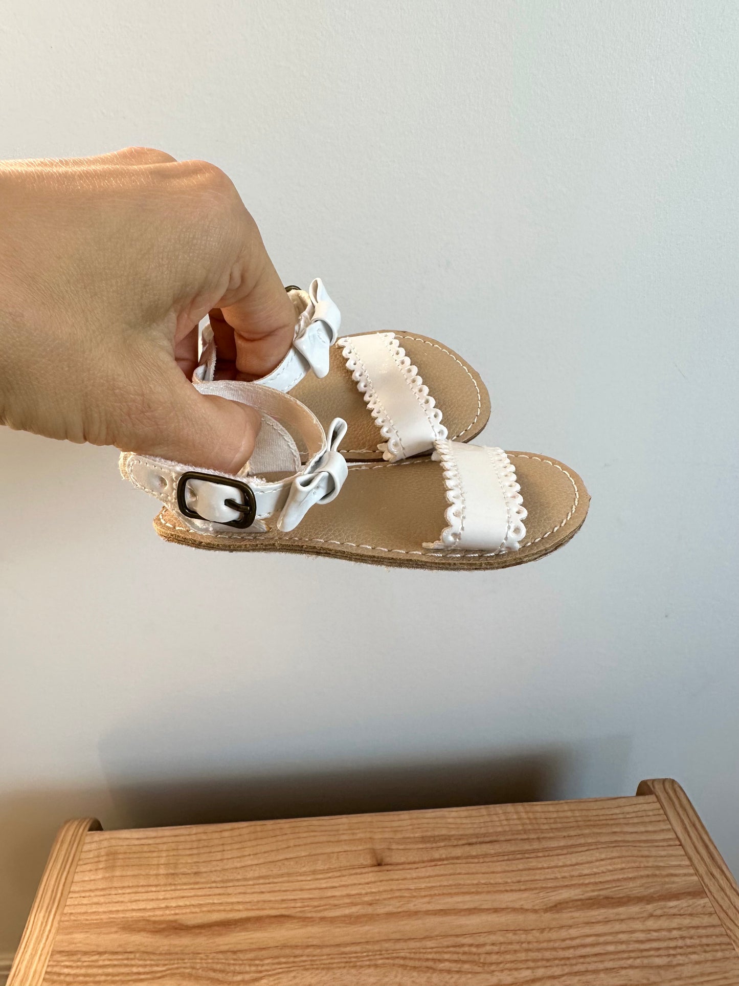 White Scalloped Sandals Shoes / 6-12m