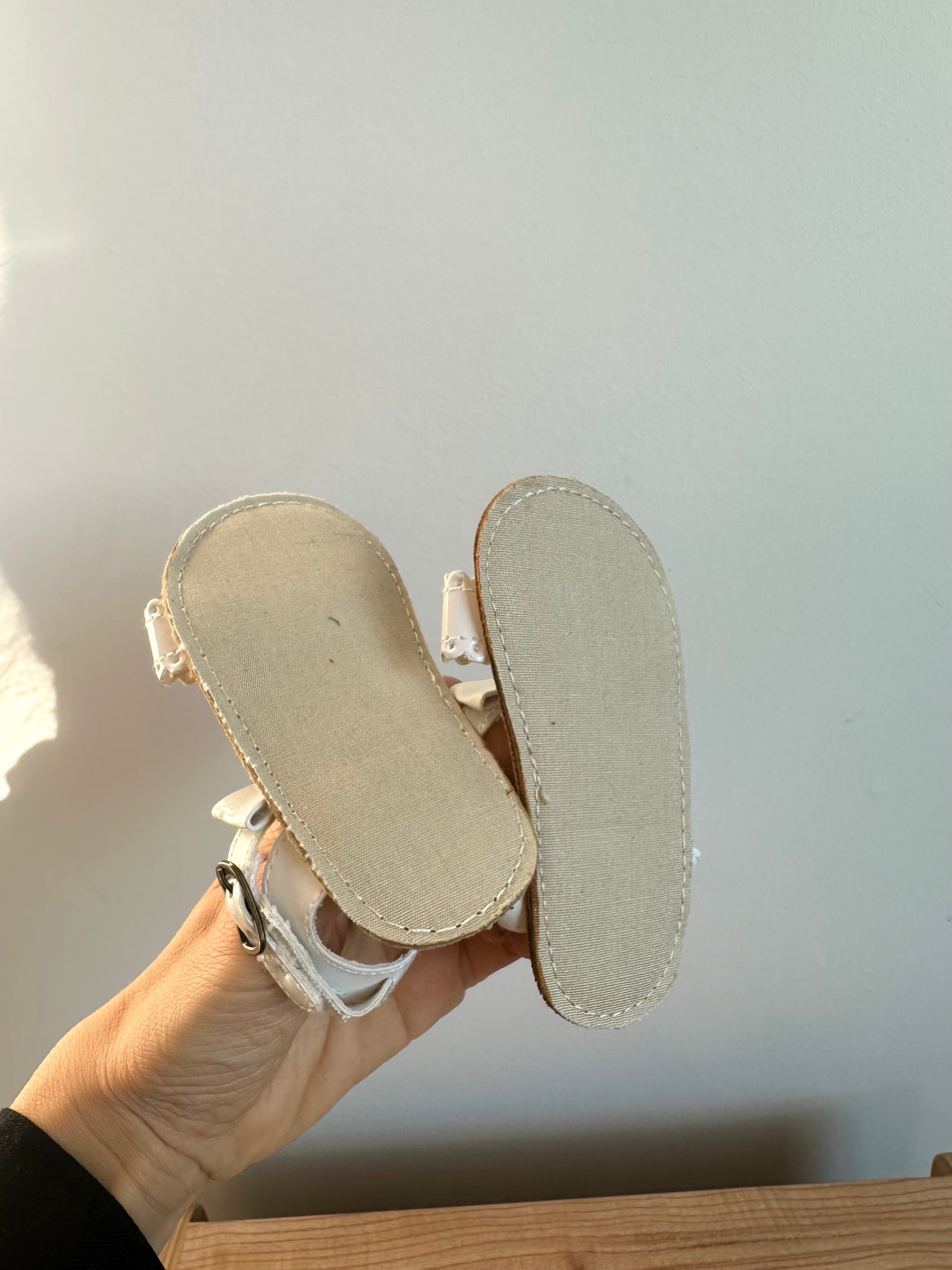 White Scalloped Sandals Shoes / 6-12m