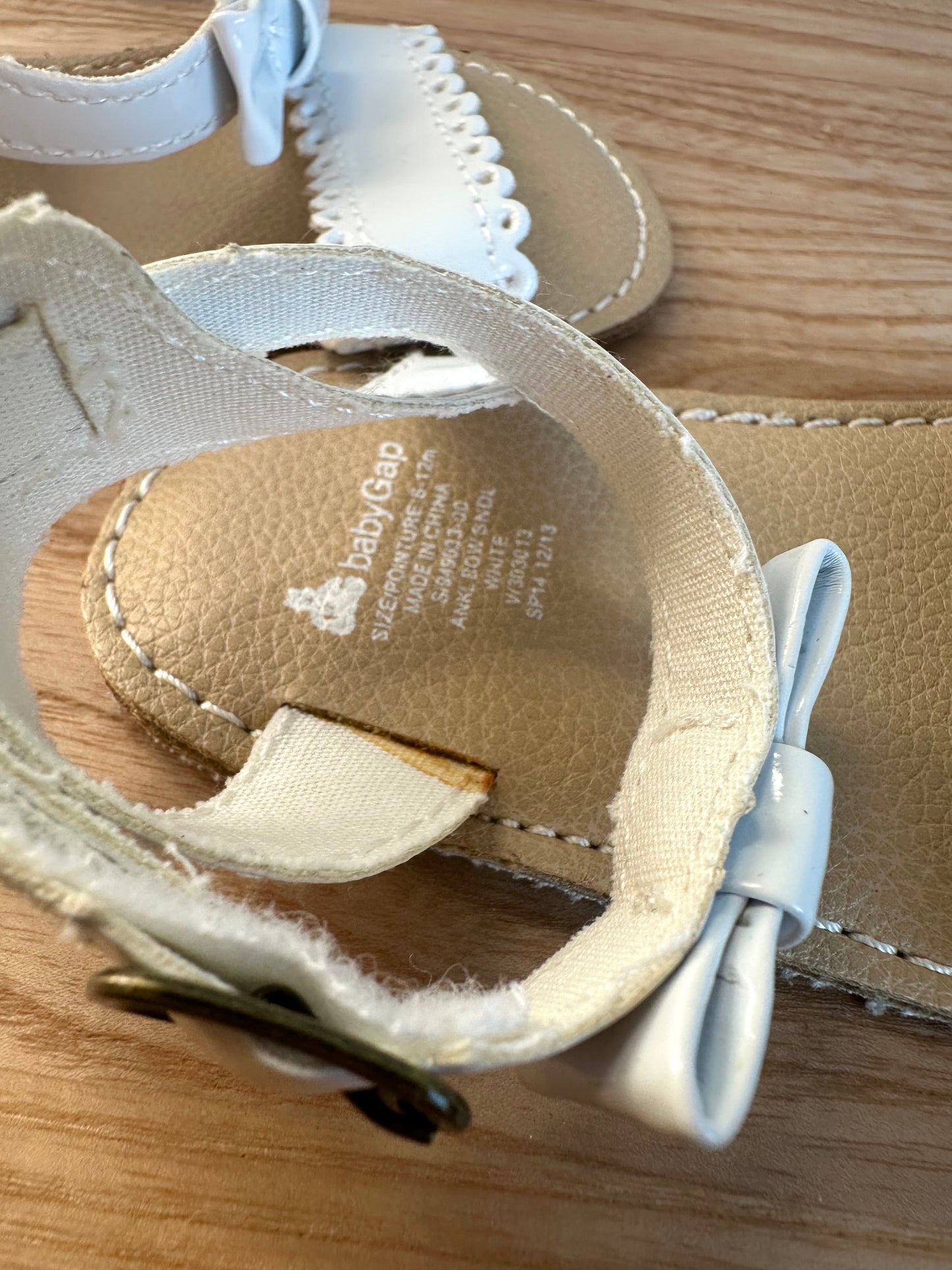 White Scalloped Sandals Shoes / 6-12m