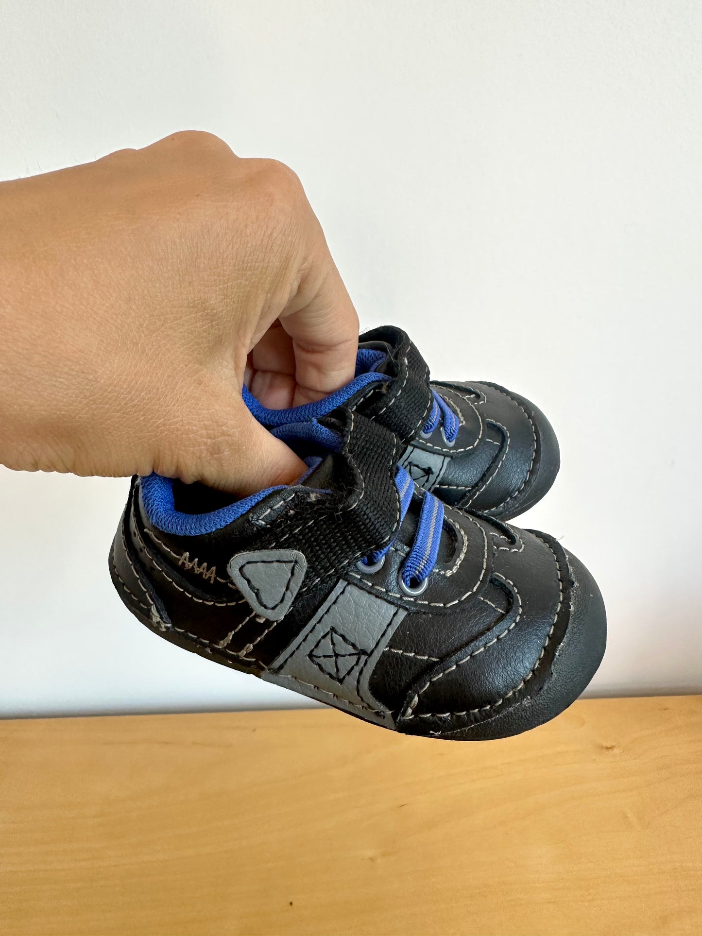 Flexible Traction Sneakers / Size 3 Infant