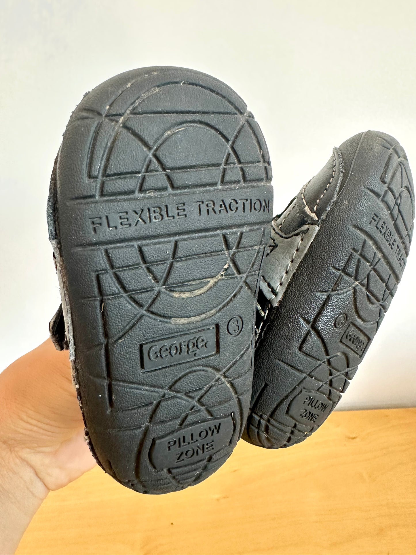 Flexible Traction Sneakers / Size 3 Infant