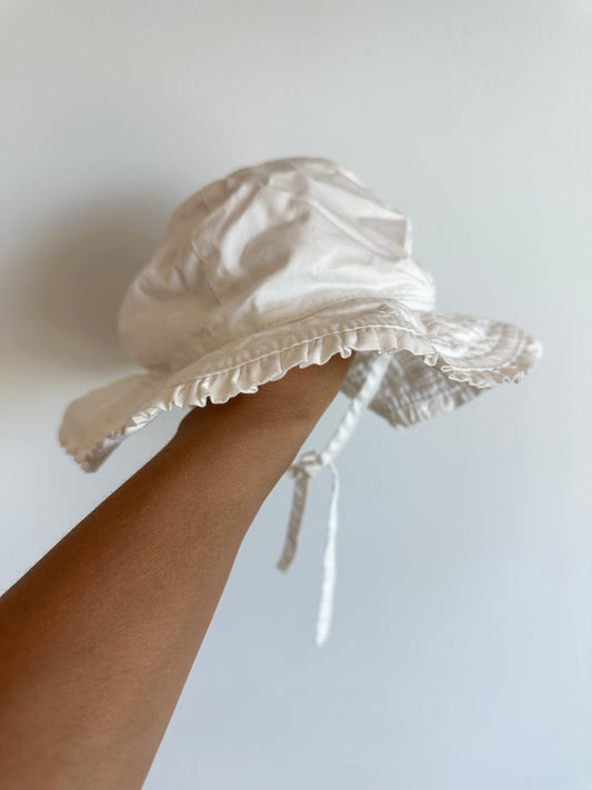 White Rimmed Hat with Frill Detail / 9-12m