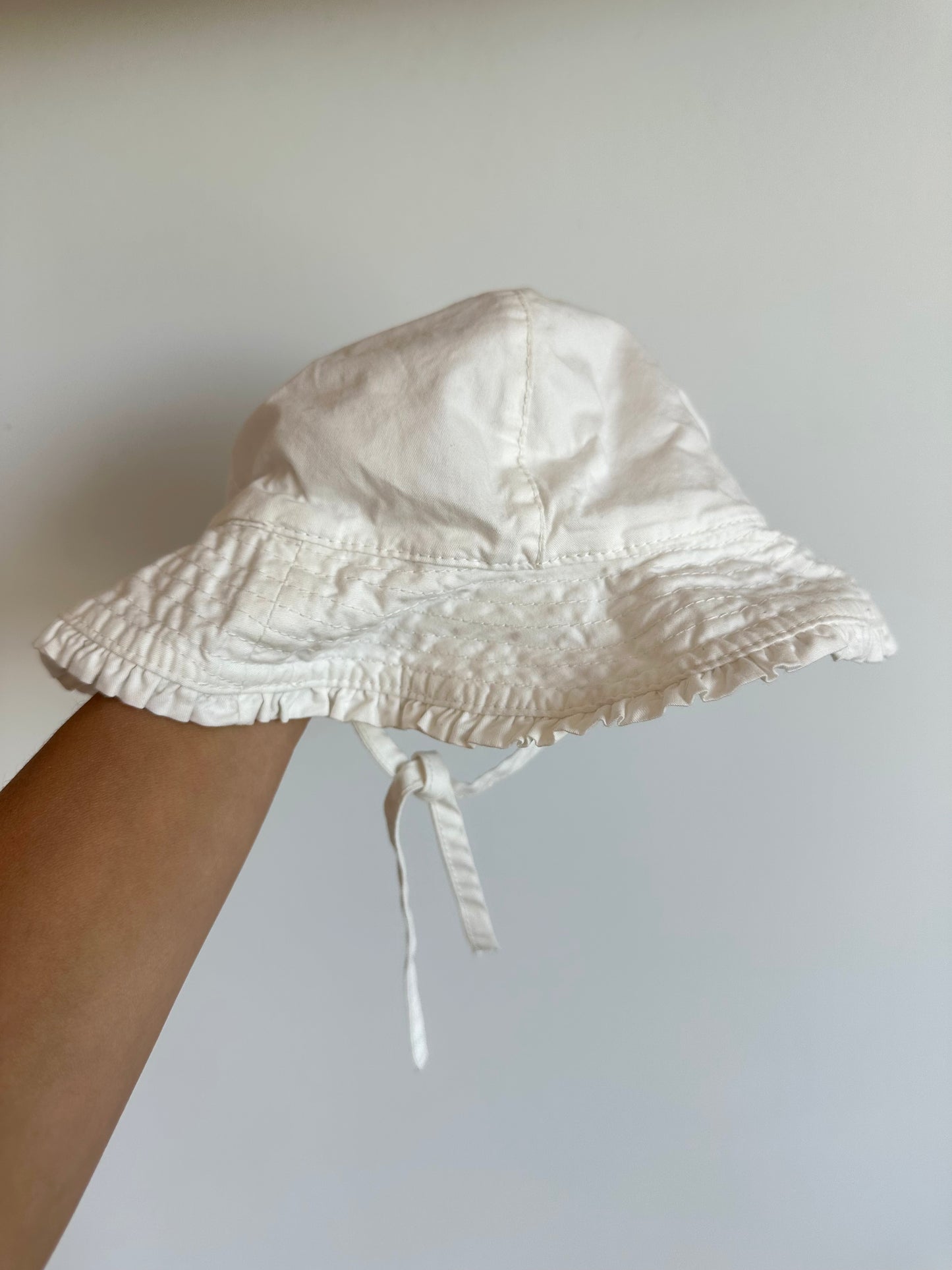 White Rimmed Hat with Frill Detail / 9-12m