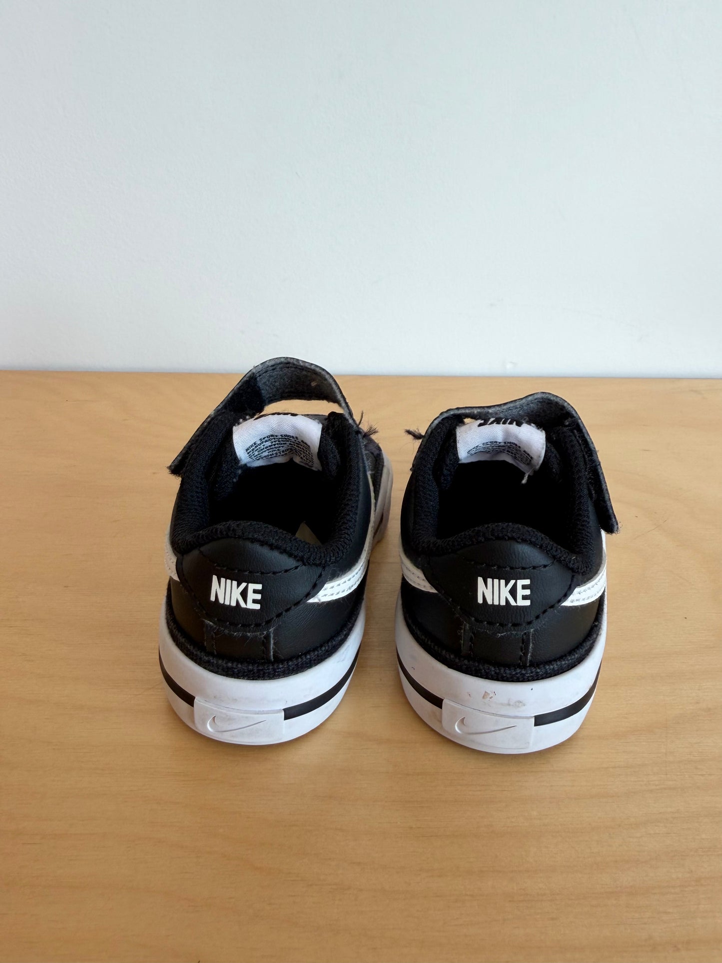 Nike Black + White Sneakers / 6 Toddler