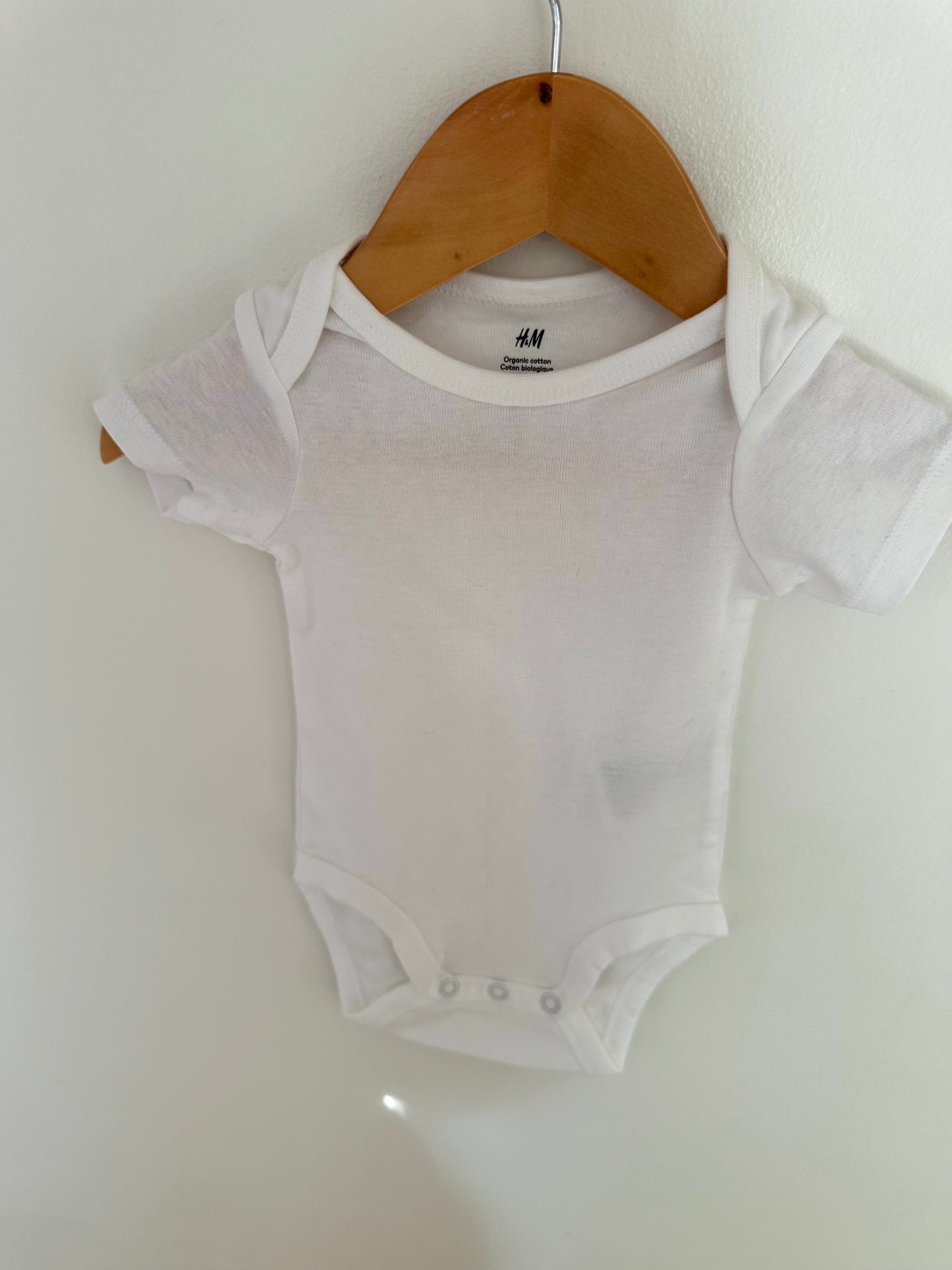 H&M White Organic Cotton Bodysuit / 2-4m