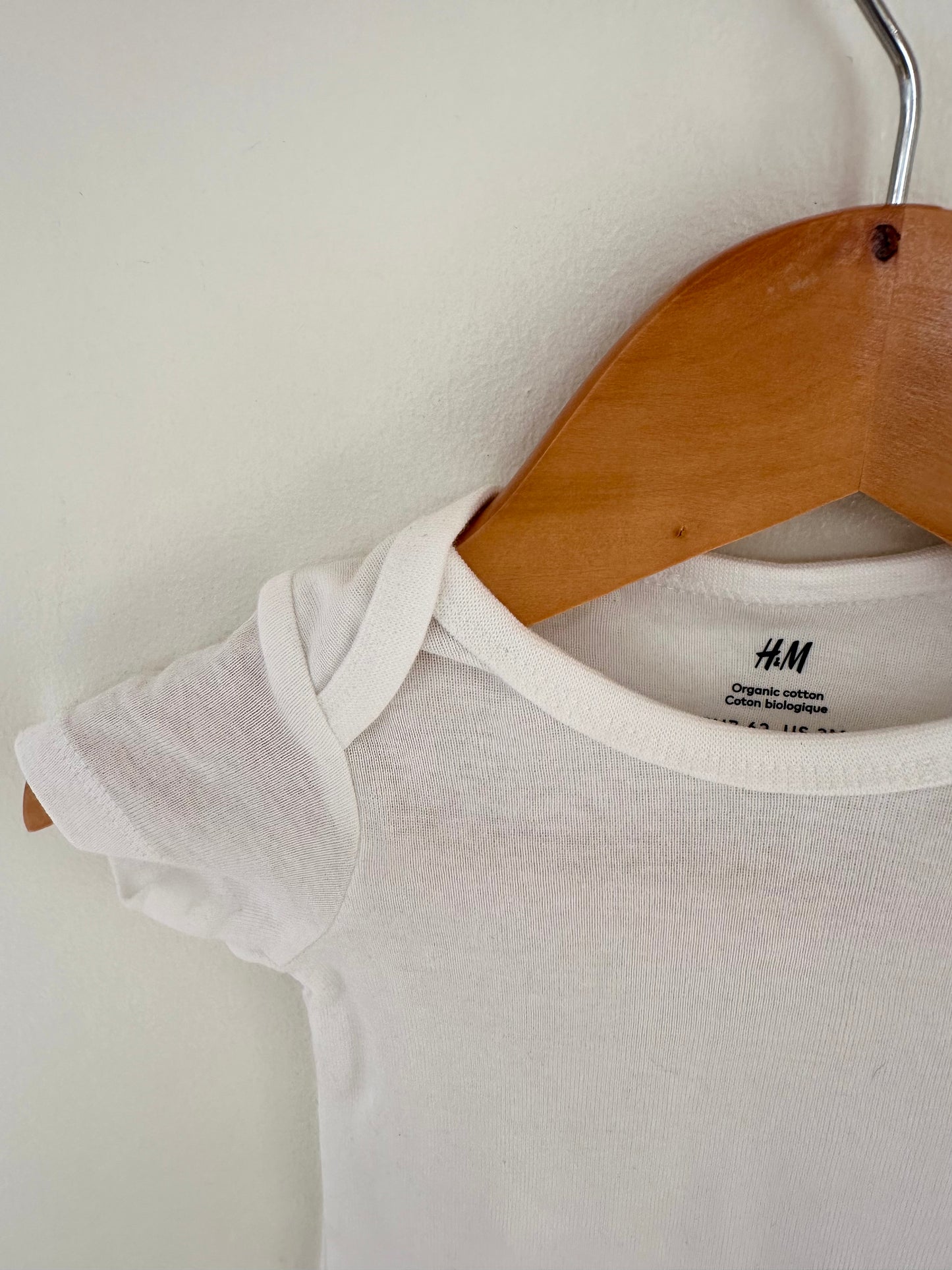 H&M White Organic Cotton Bodysuit / 2-4m