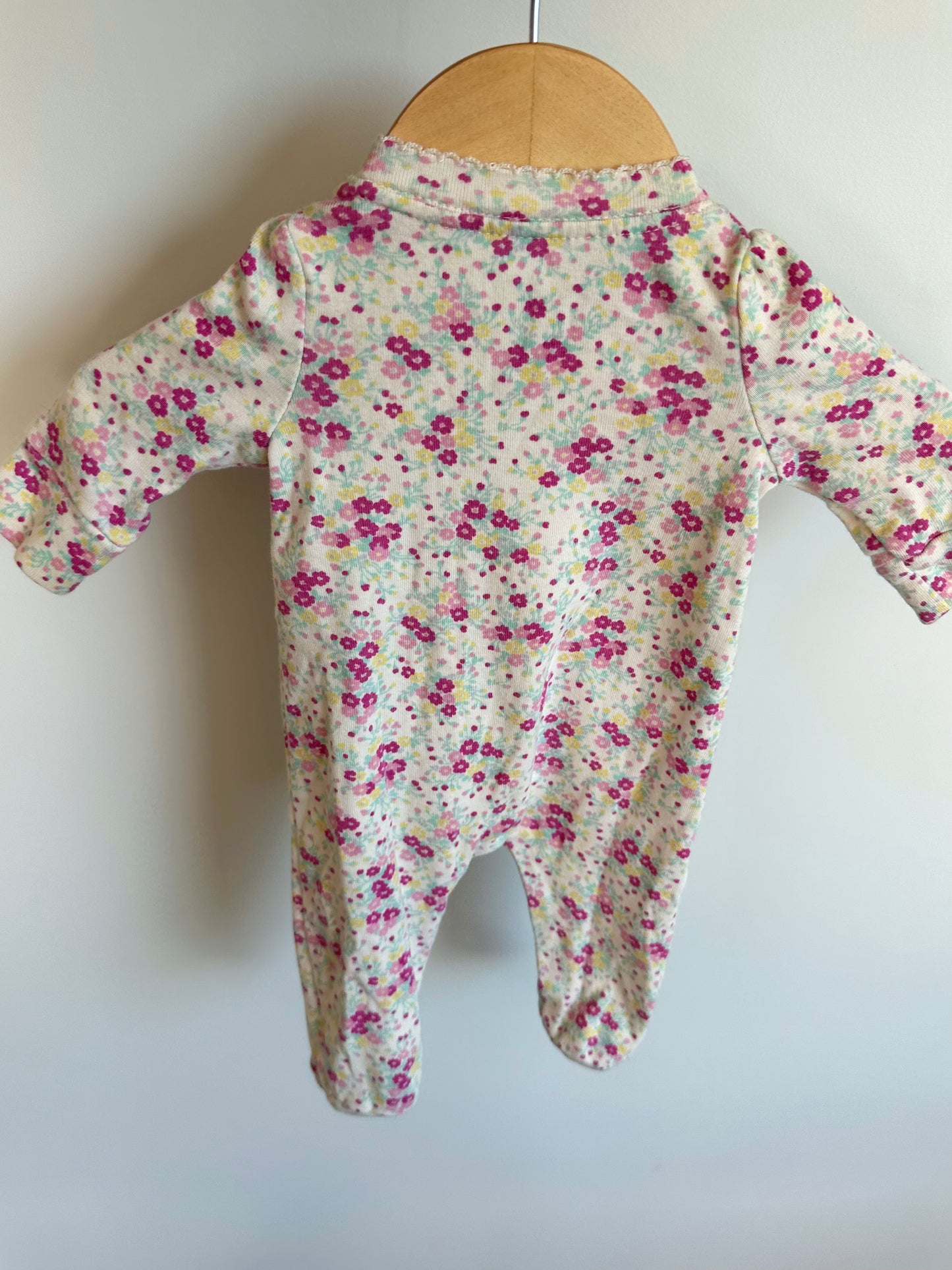 Gap Newborn Cream Floral Sleeper / 0m