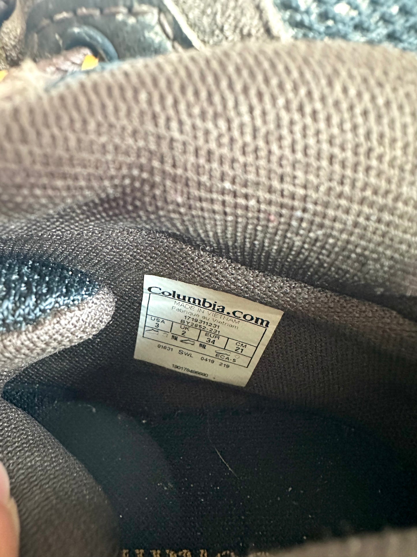 Columbia Hiking Shoes / Size 3 Big Kids (No Shipping)