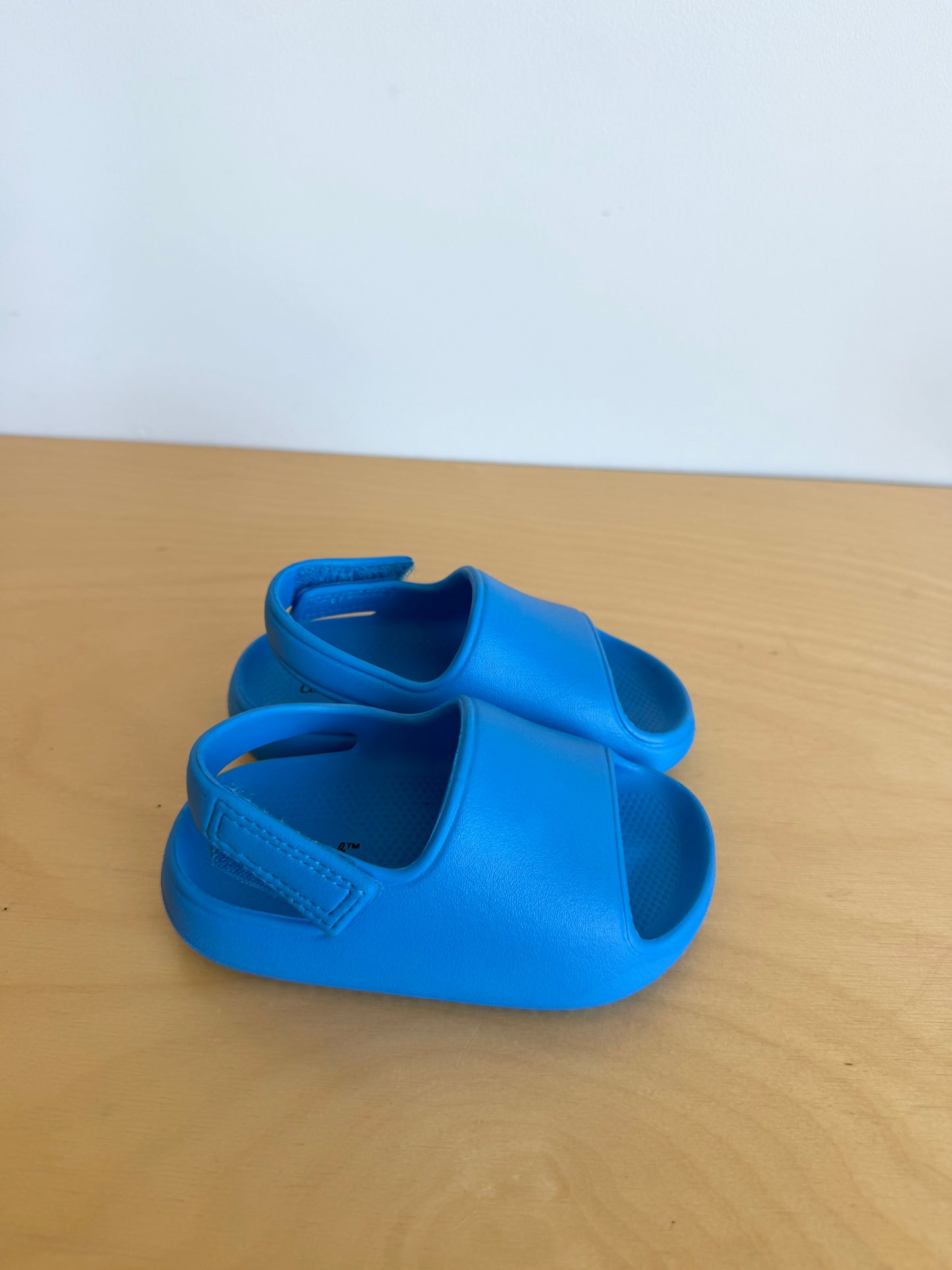 Cat & Jack Blue Slides / Size 5 toddler