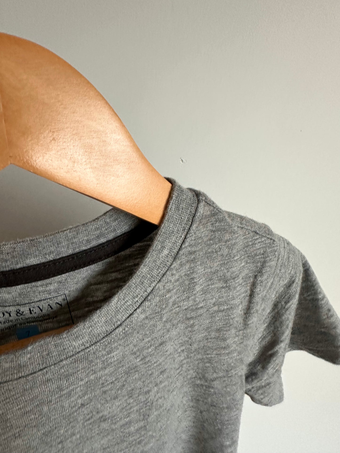 Grey T-shirt / 5-6 years
