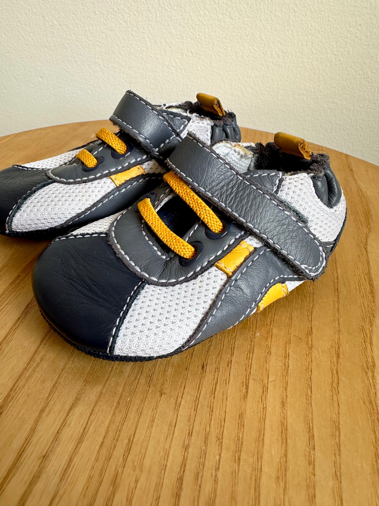Robeez Soft Sole Slip On Shoes / 3-6m (Size 2)