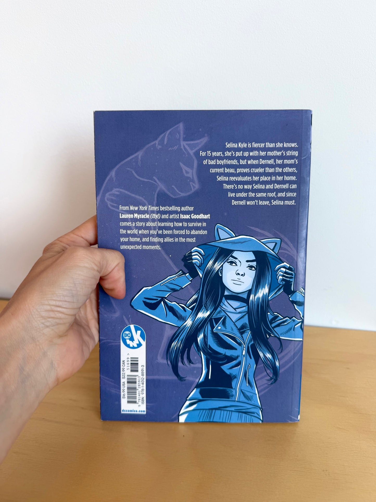 Under the Moon: A Catwoman Tale Book / 9-12 years (No Shipping)