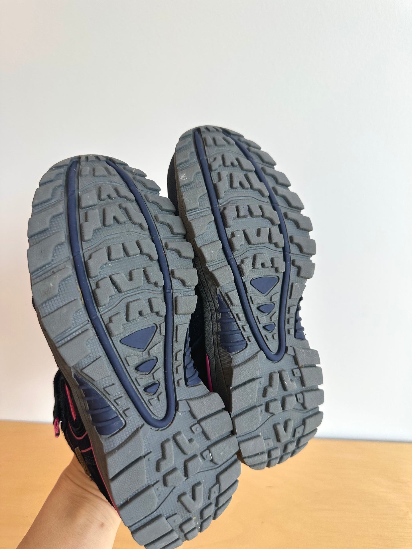 ISODRY Black Sneakers / Size 13 Little Kid