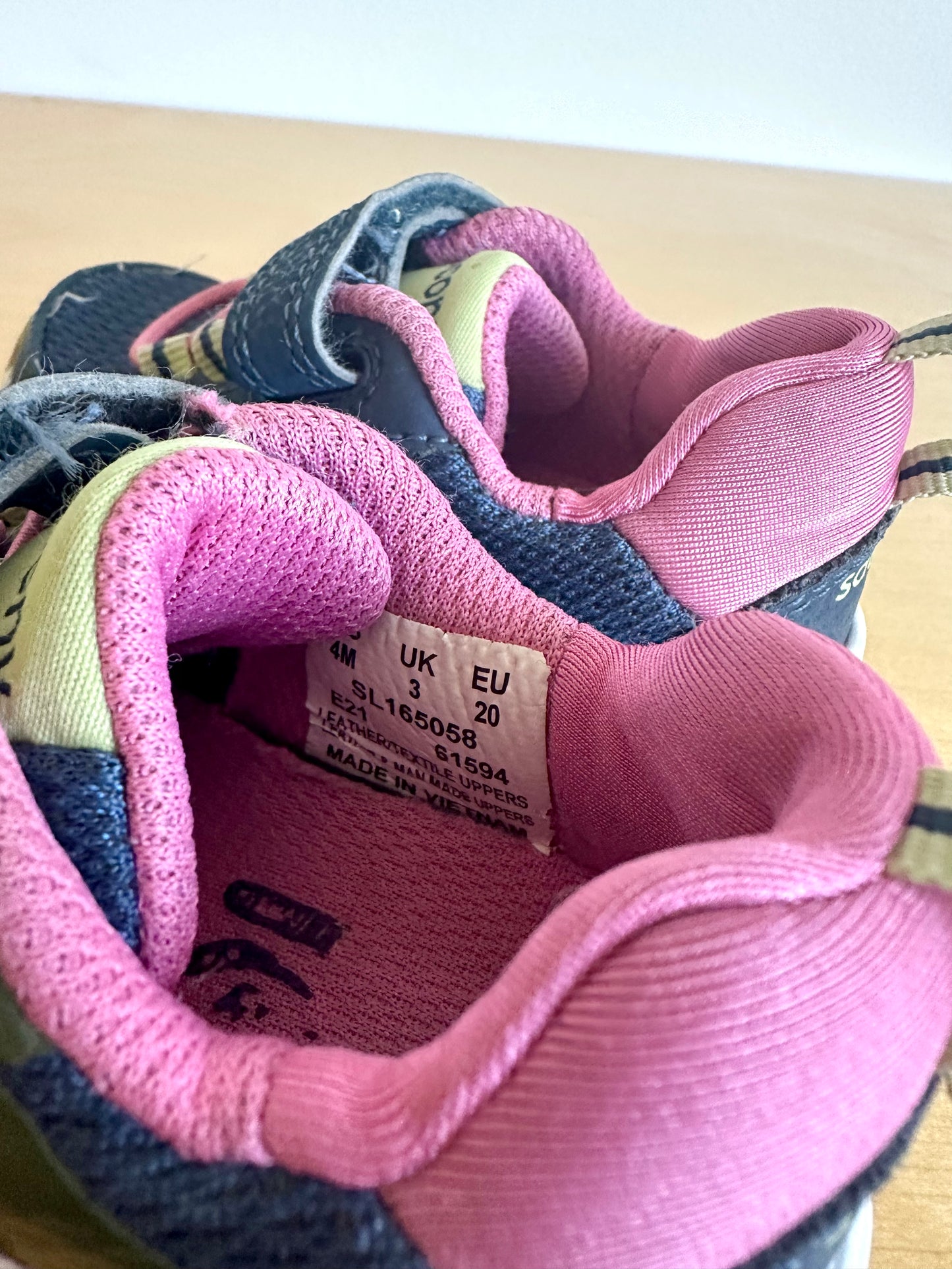Saucony Blue + Pink Water Repellent Baby Sneakers / Size 4 Toddler