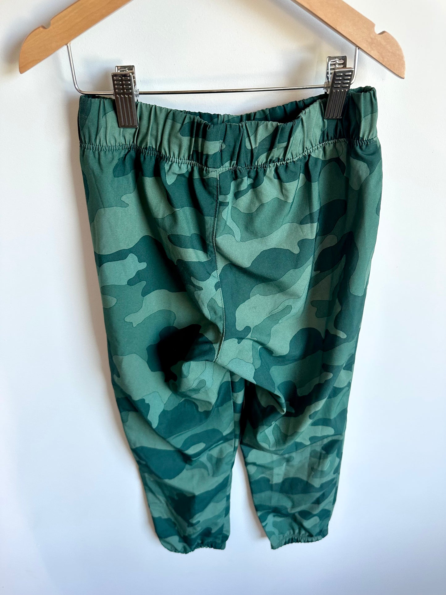 Green Camo Active Pants / 8 years